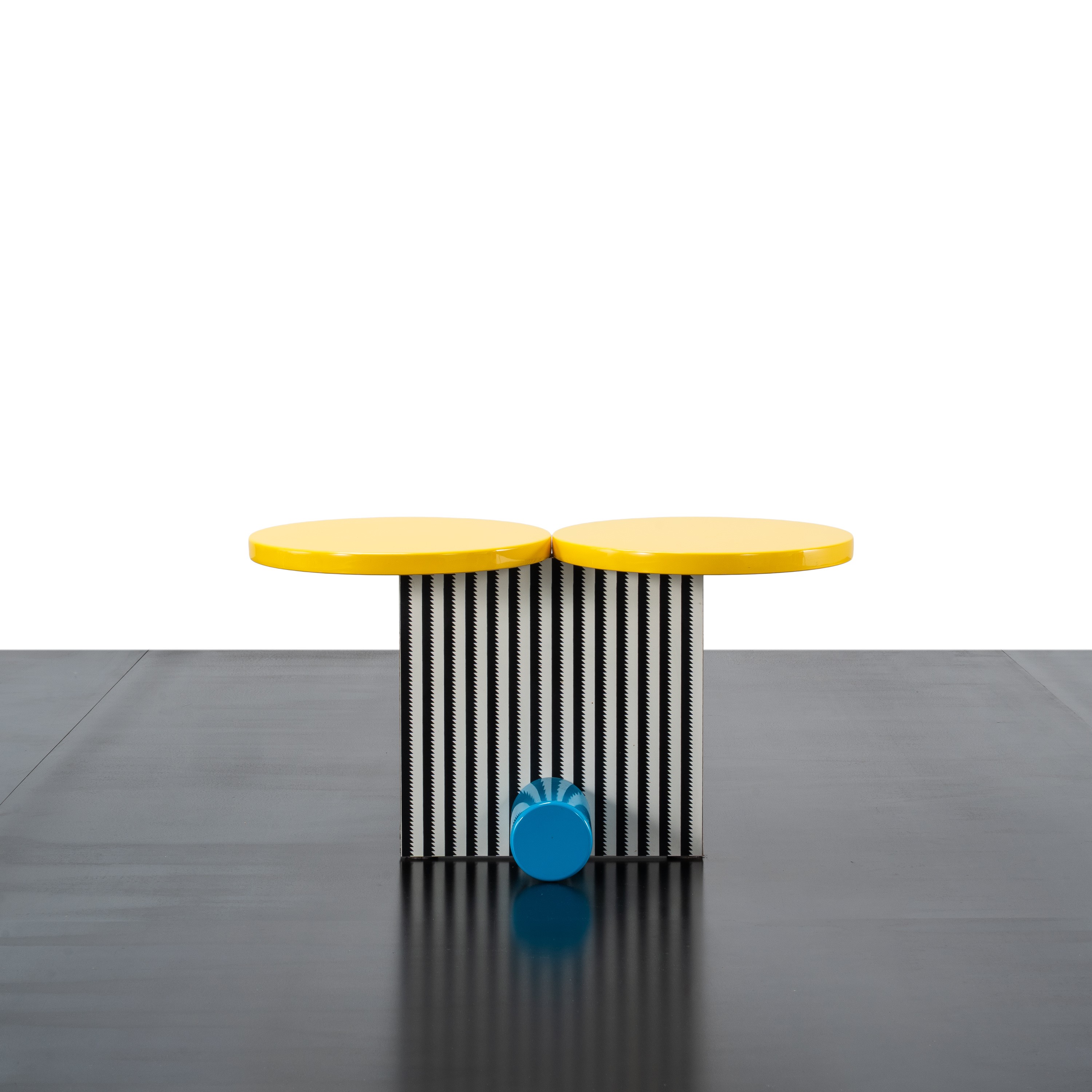 Michele De Lucchi - Tavolino “Polar” in laminato decorato (produzione Memphis, Italia, disegno 19...