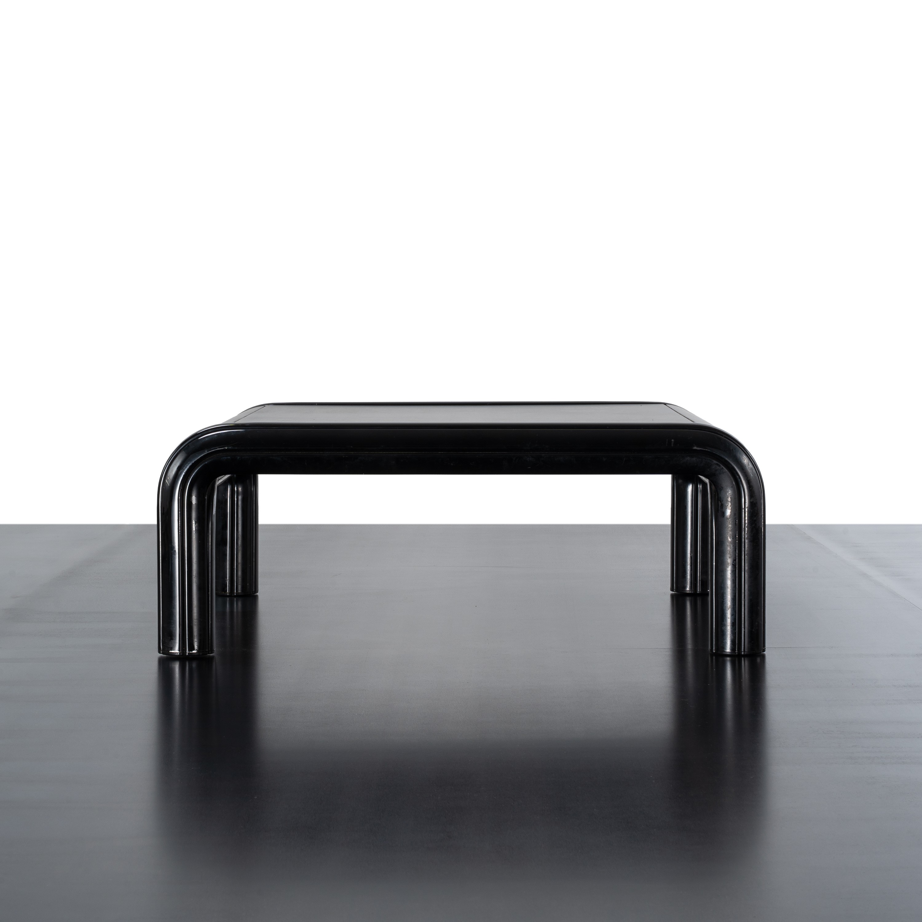 Gae Aulenti - Tavolino in metallo laccato (produzione Knoll International, USA, 1977)