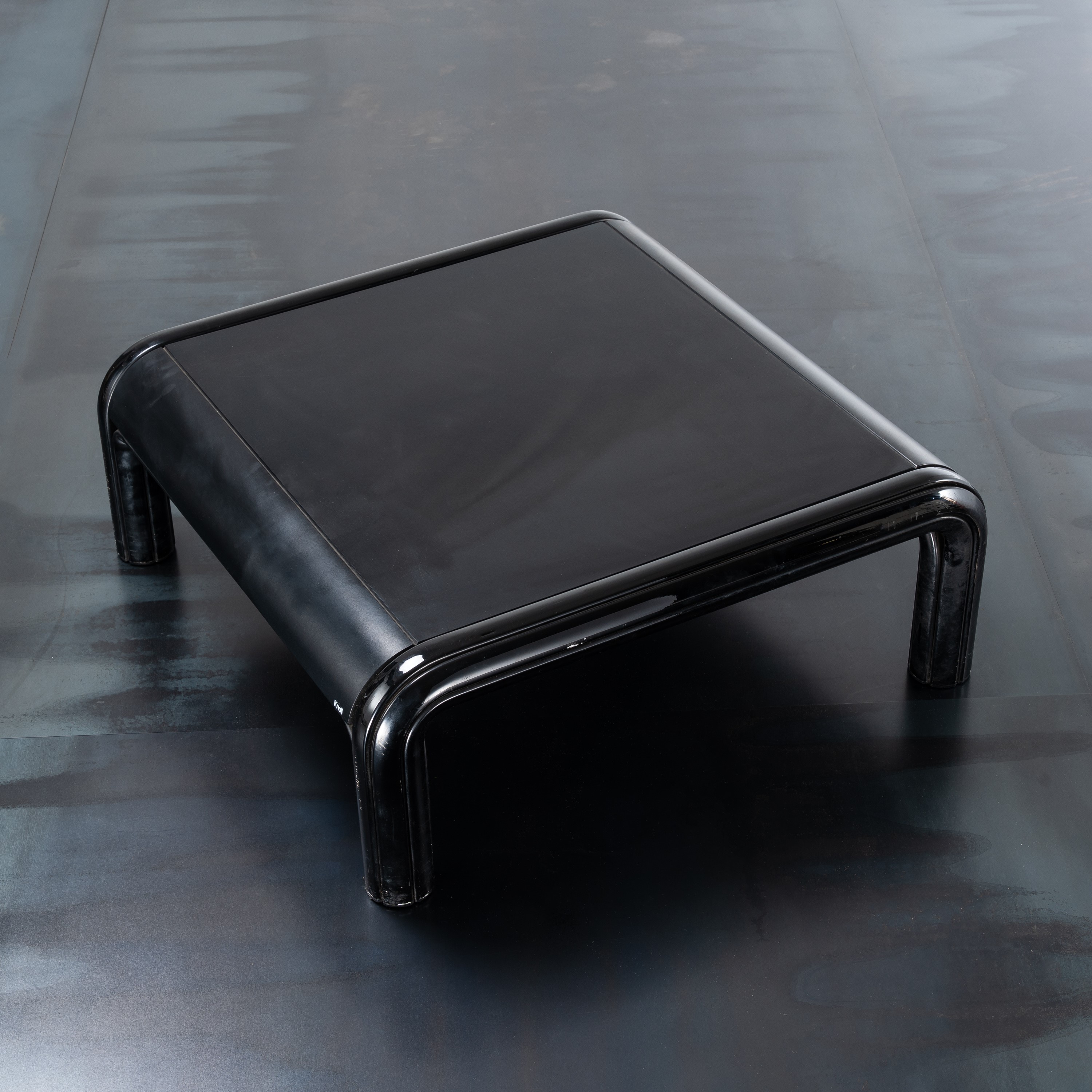 Gae Aulenti - Tavolino in metallo laccato (produzione Knoll International, USA, 1977)