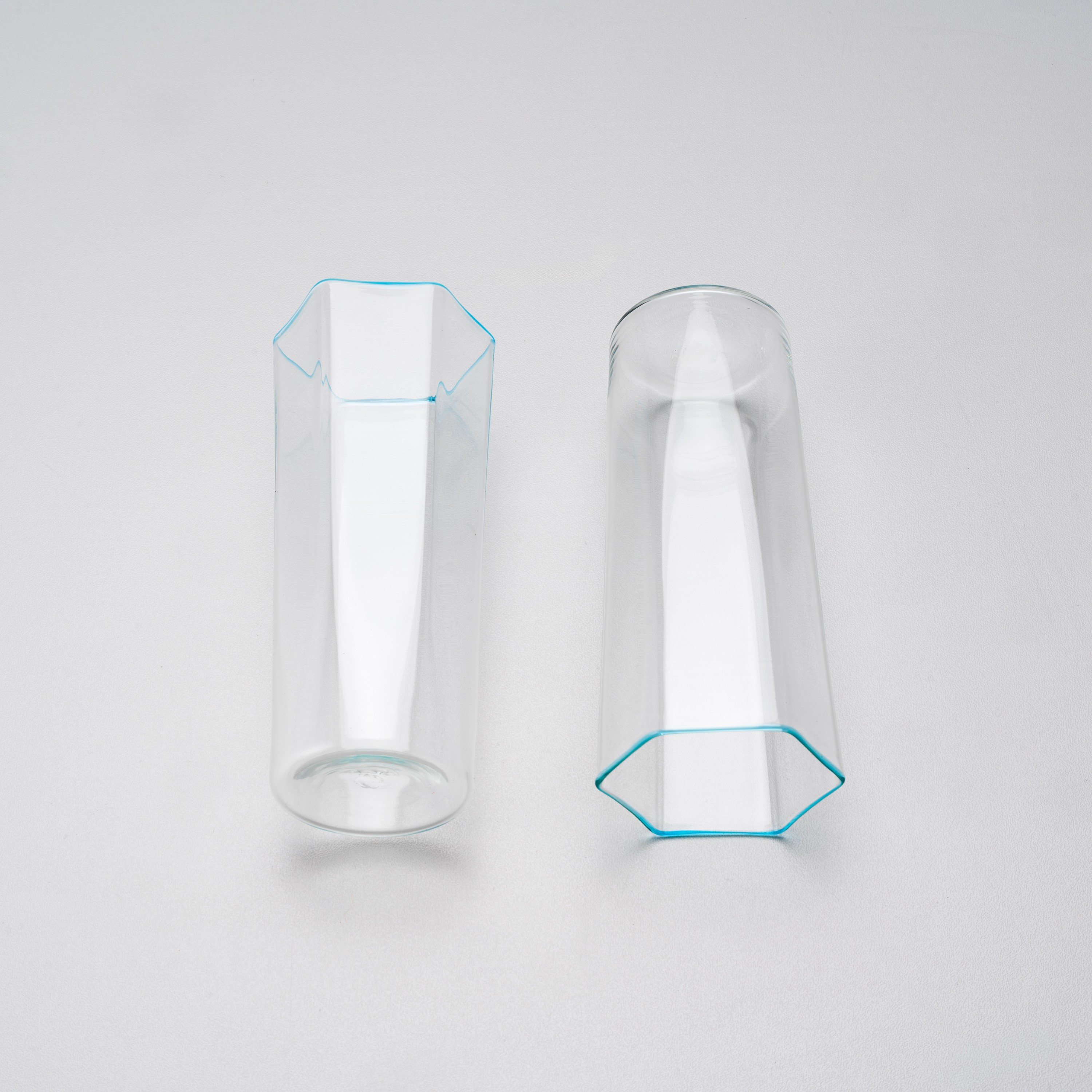 Carlo Scarpa - Dodici bicchieri della serie “Esagonali” in vetro soffiato (produzione Venini, ann...