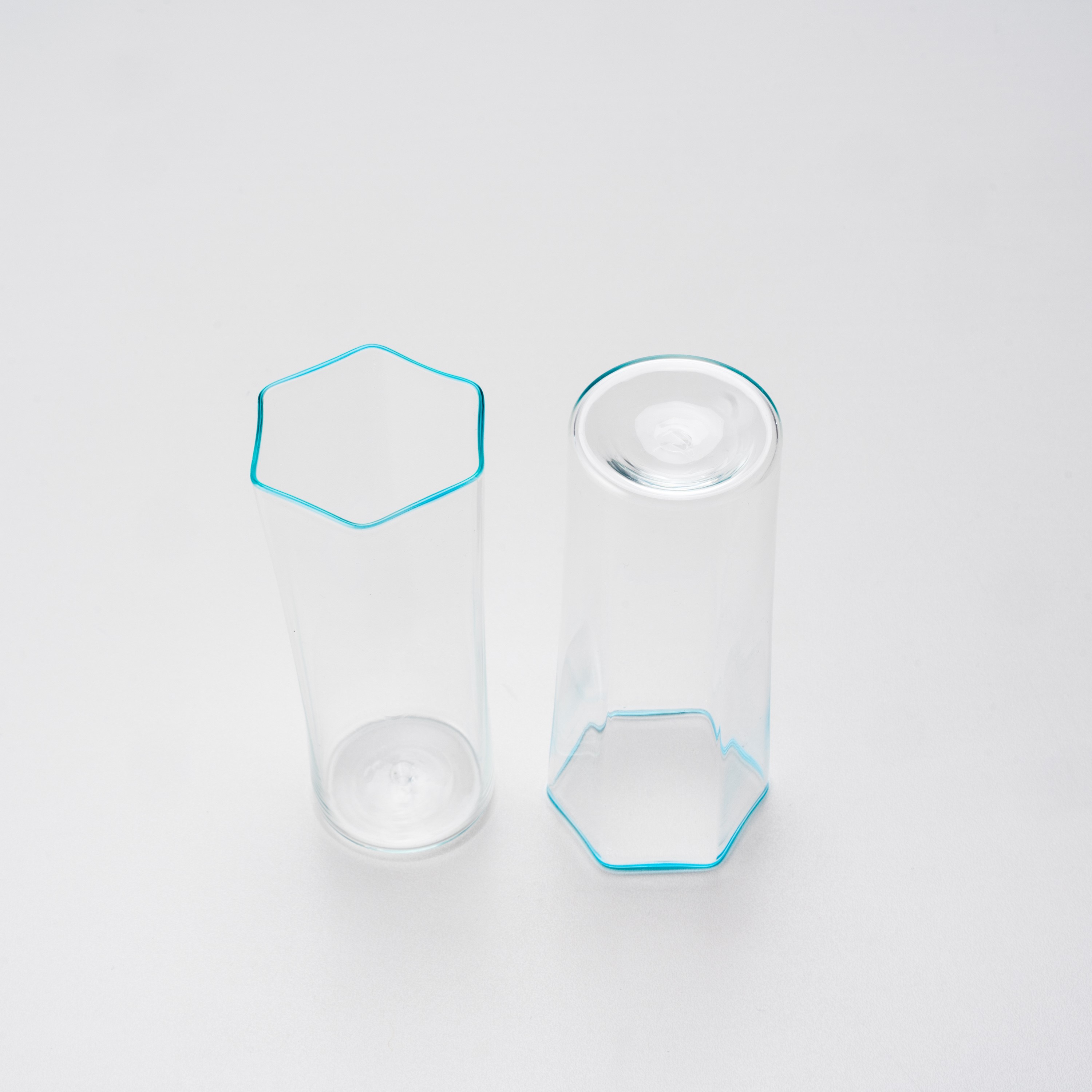 Carlo Scarpa - Dodici bicchieri della serie “Esagonali” in vetro soffiato (produzione Venini, ann...