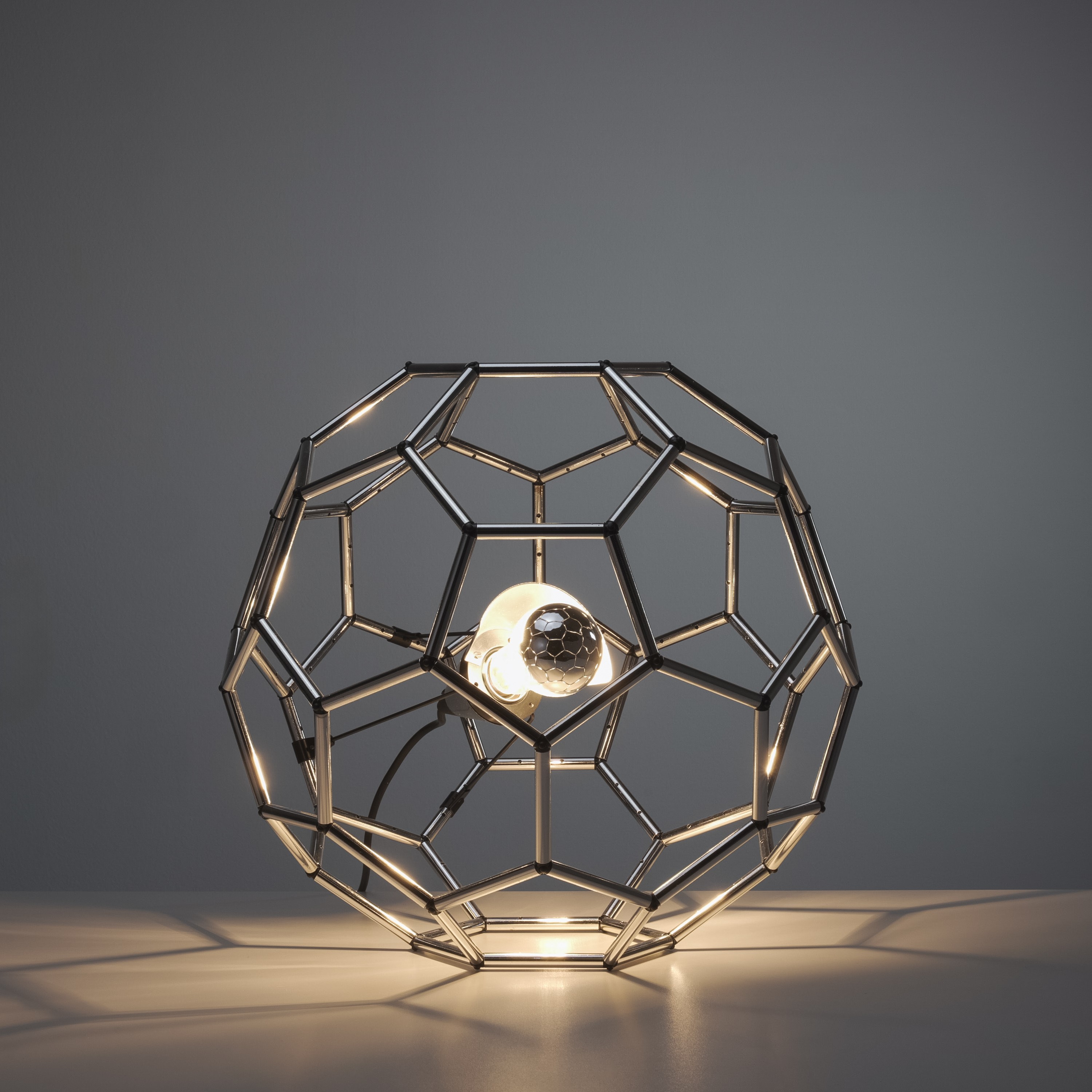 Valenti Milano - Lampada da tavolo in plastica cromata