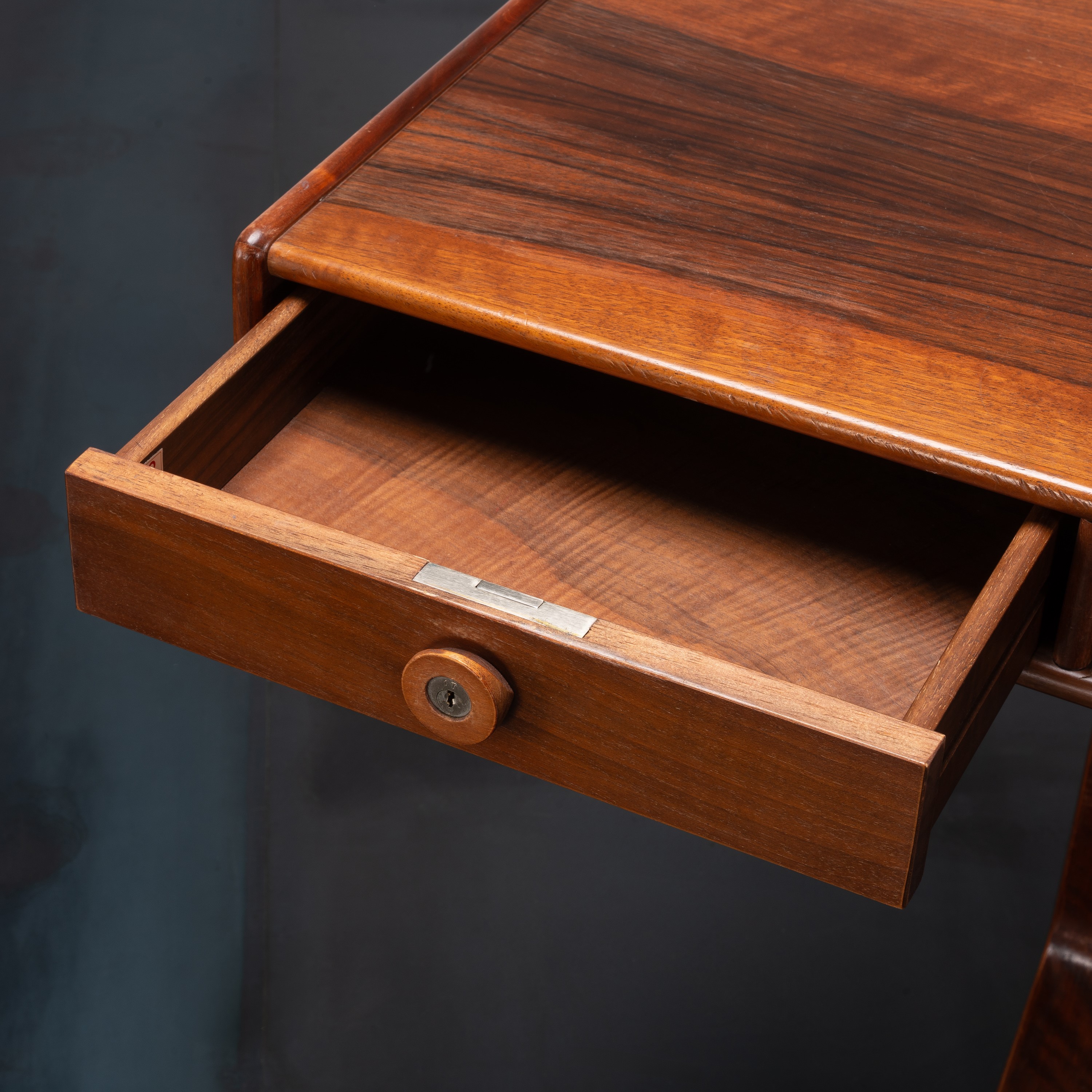 Gianfranco Frattini - Console in legno laccato
