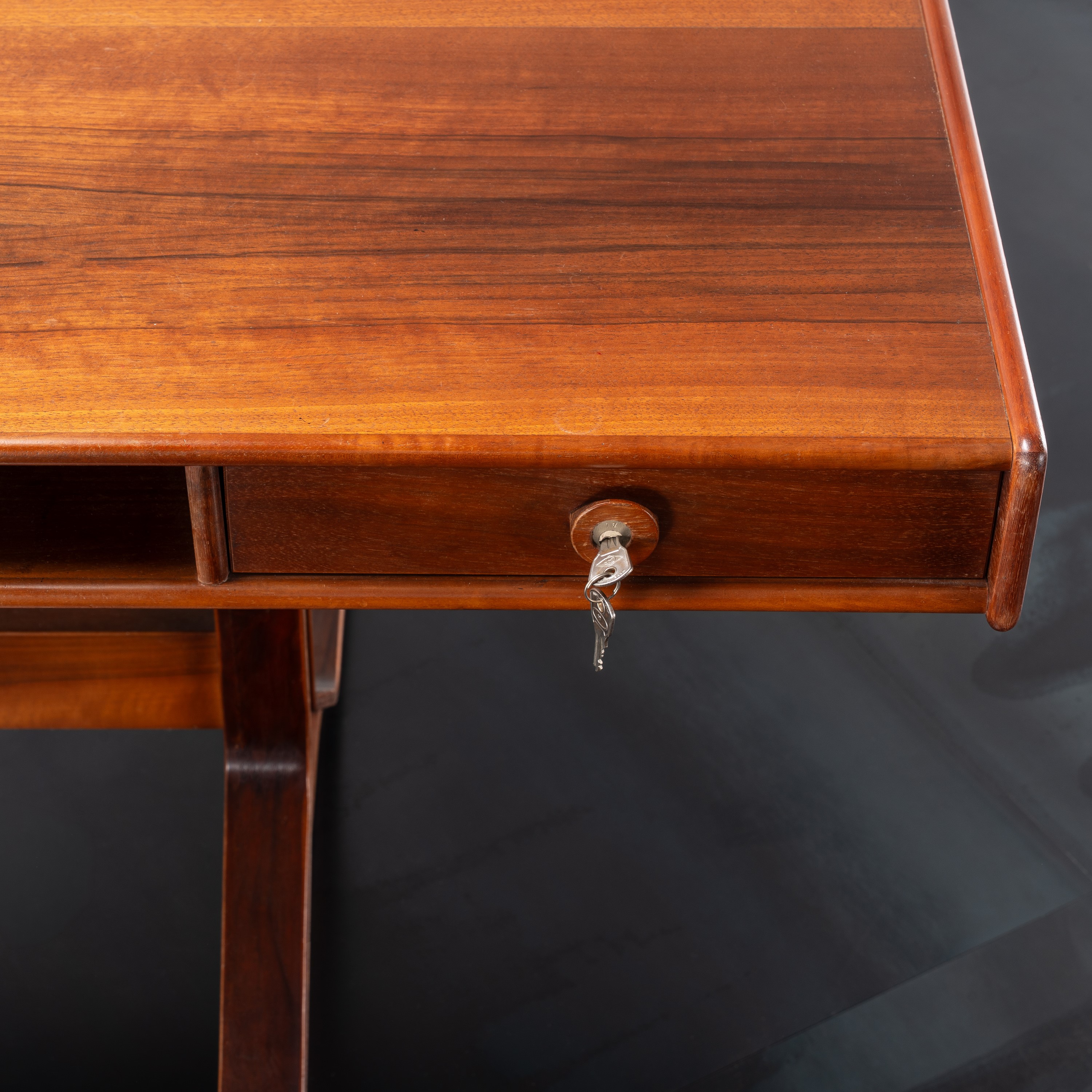 Gianfranco Frattini - Console in legno laccato