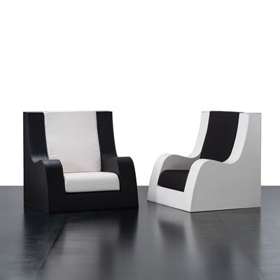 Coppia di poltrone con struttura in ABS e rivestimento in pelle