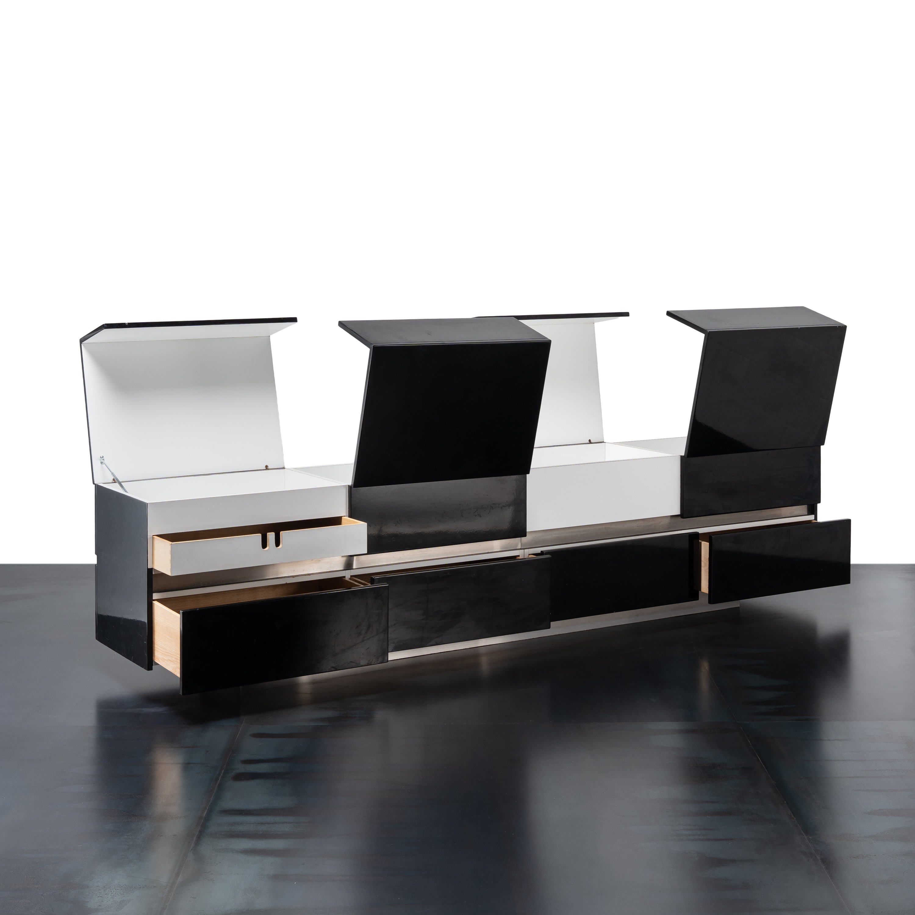 Luigi Saccardo - Sideboard laccato nero e bianco (produzione Arrmet, Italia, anni '80)