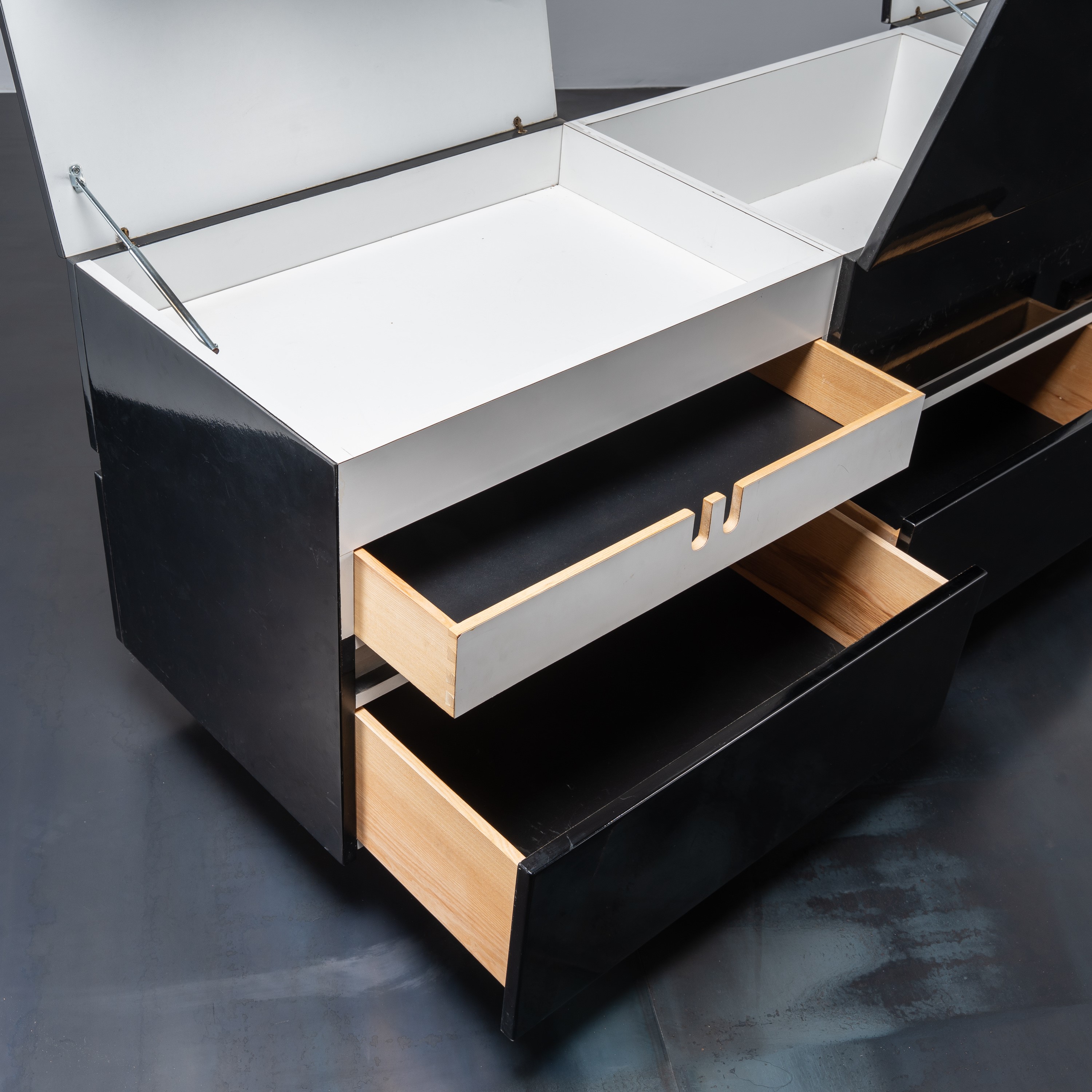 Luigi Saccardo - Sideboard laccato nero e bianco (produzione Arrmet, Italia, anni '80)