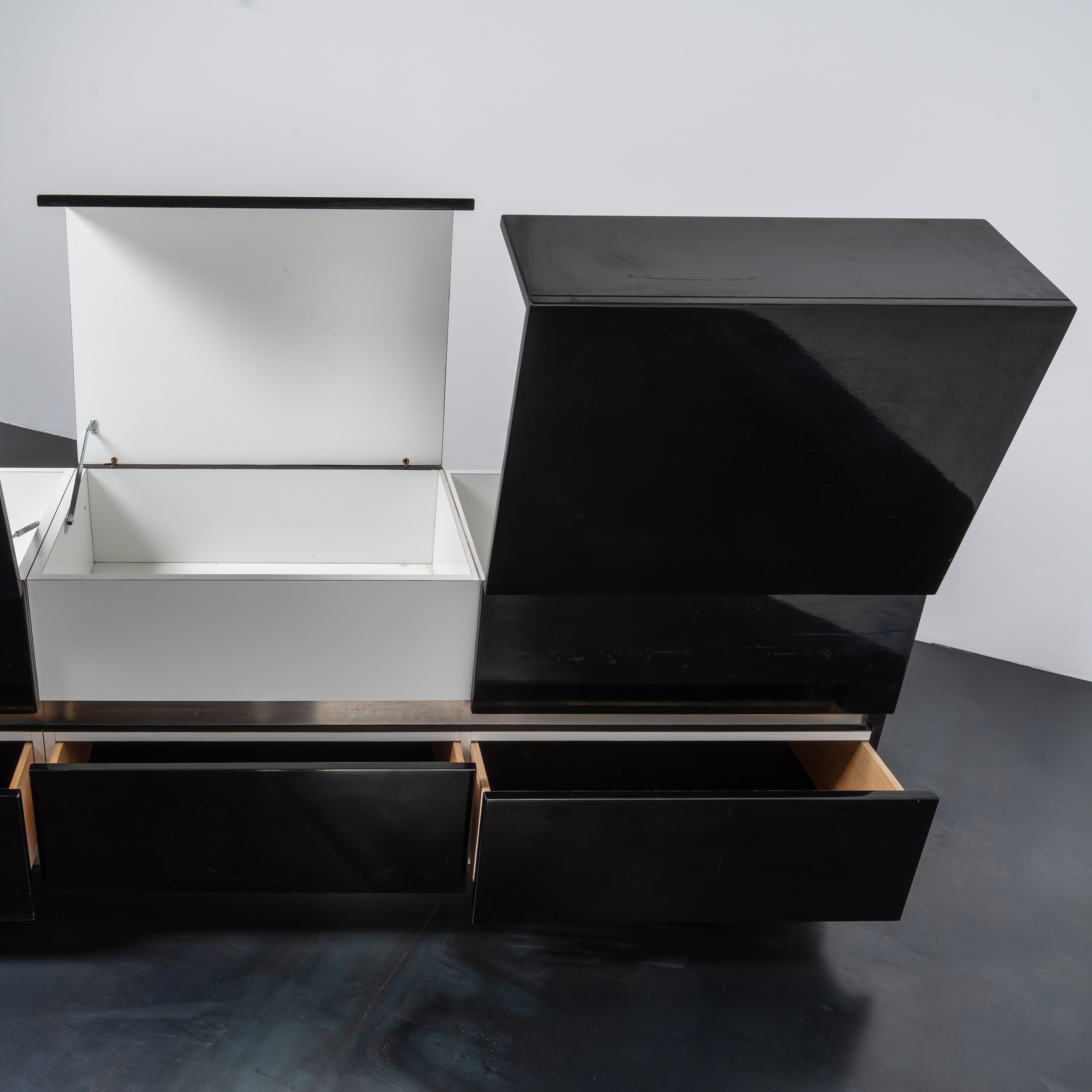 Luigi Saccardo - Sideboard laccato nero e bianco (produzione Arrmet, Italia, anni '80)