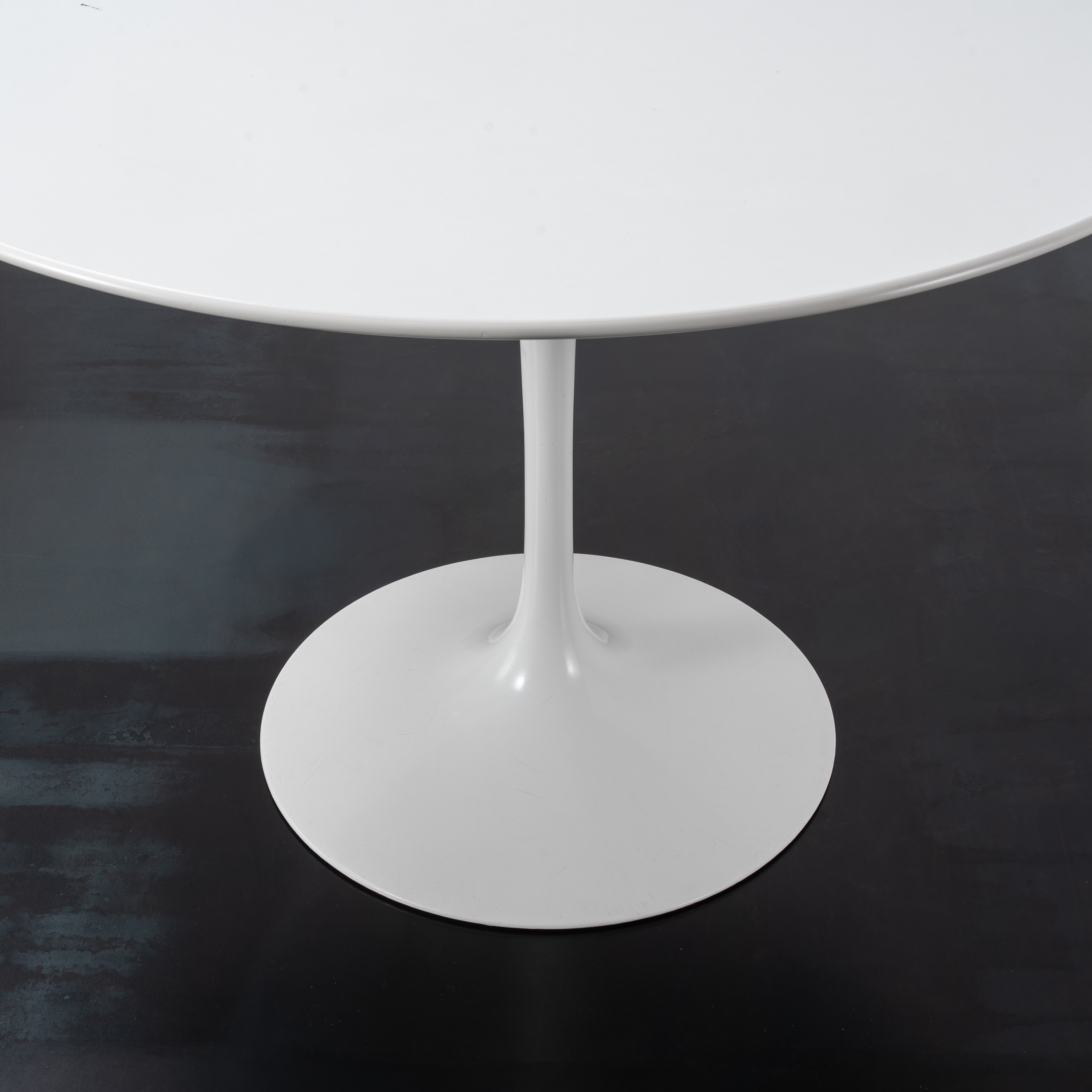Eero Saarinen - Tavolo “Tulip”, piano in laminato e base in alluminio