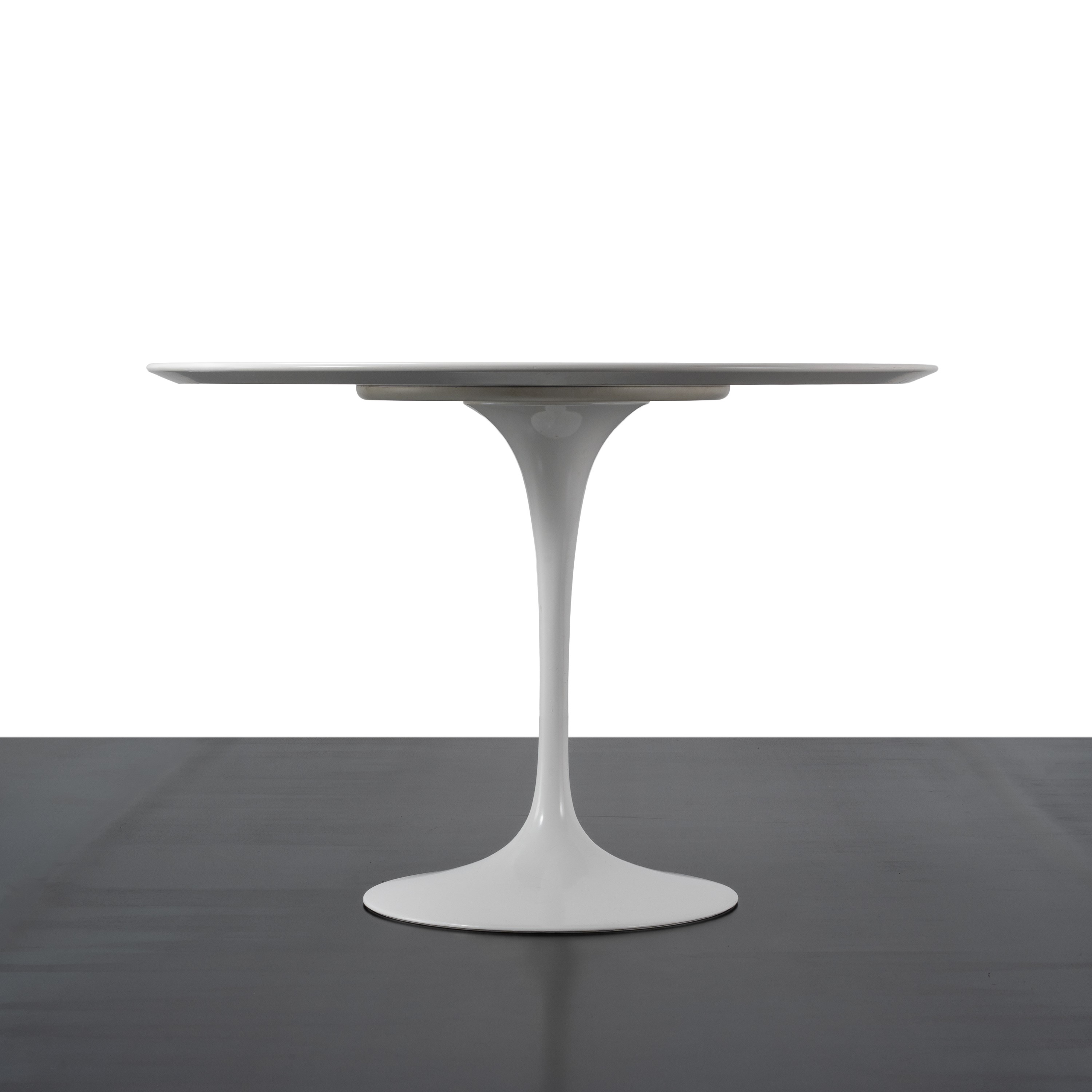 Eero Saarinen - Tavolo “Tulip”, piano in laminato e base in alluminio