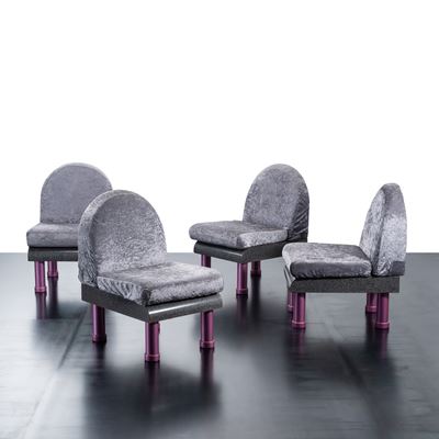 Set di quattro poltroncine in stile Memphis, legno e tessuto (anni ’80)