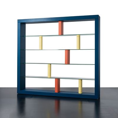 Libreria “Giorno”, struttura in legno laccato e piani in cristallo