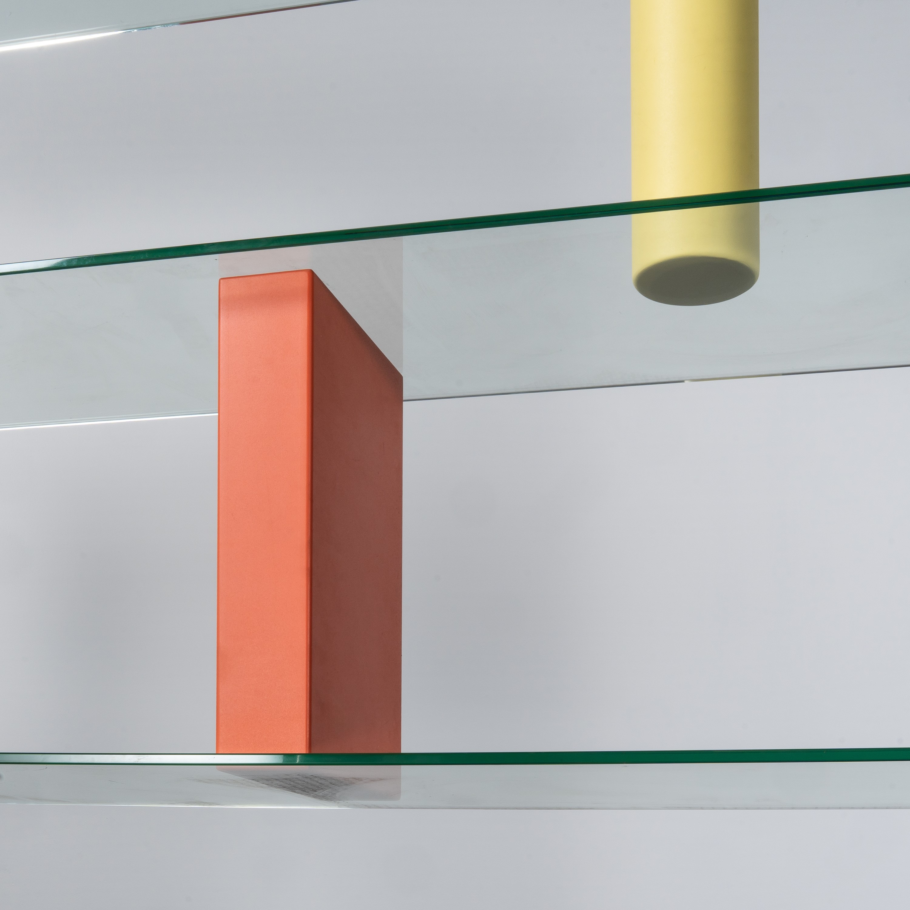 Ettore Sottsass Jr - Libreria “Giorno”, struttura in legno laccato e piani in cristallo