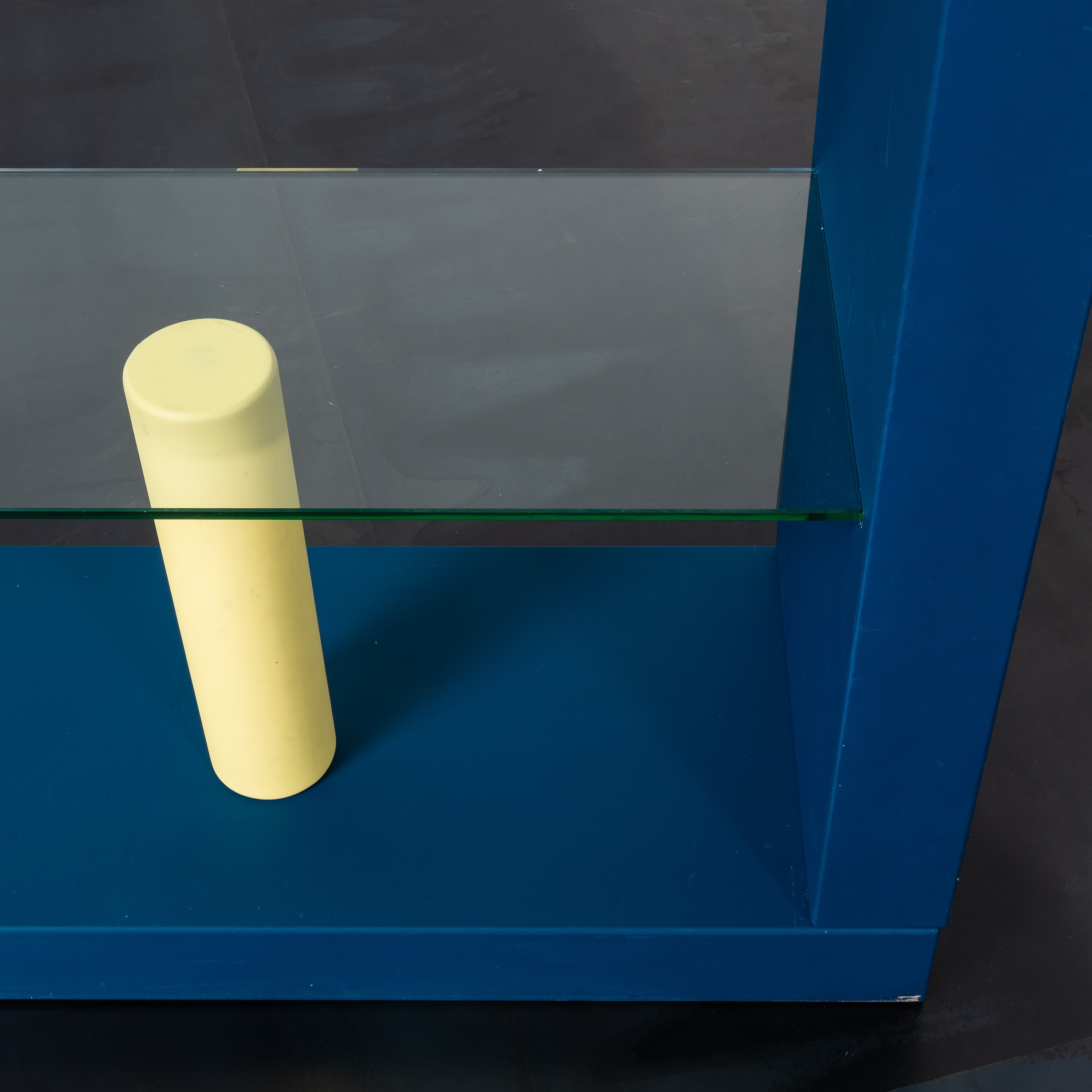 Ettore Sottsass Jr - Libreria “Giorno”, struttura in legno laccato e piani in cristallo