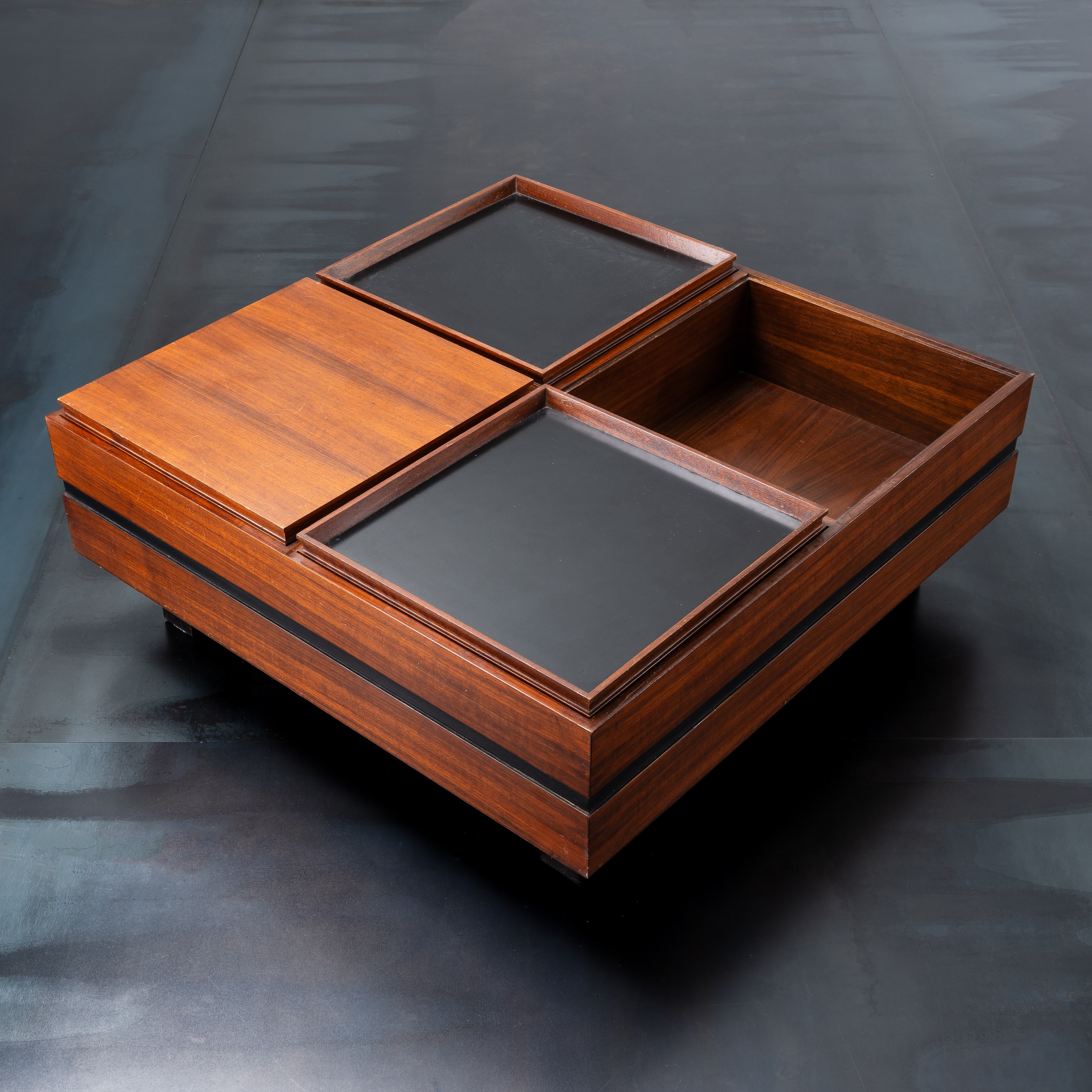 Carlo Hauner - Coffee table con quattro vassoi removibili in laminato nero (prod. Forma, Italia),...