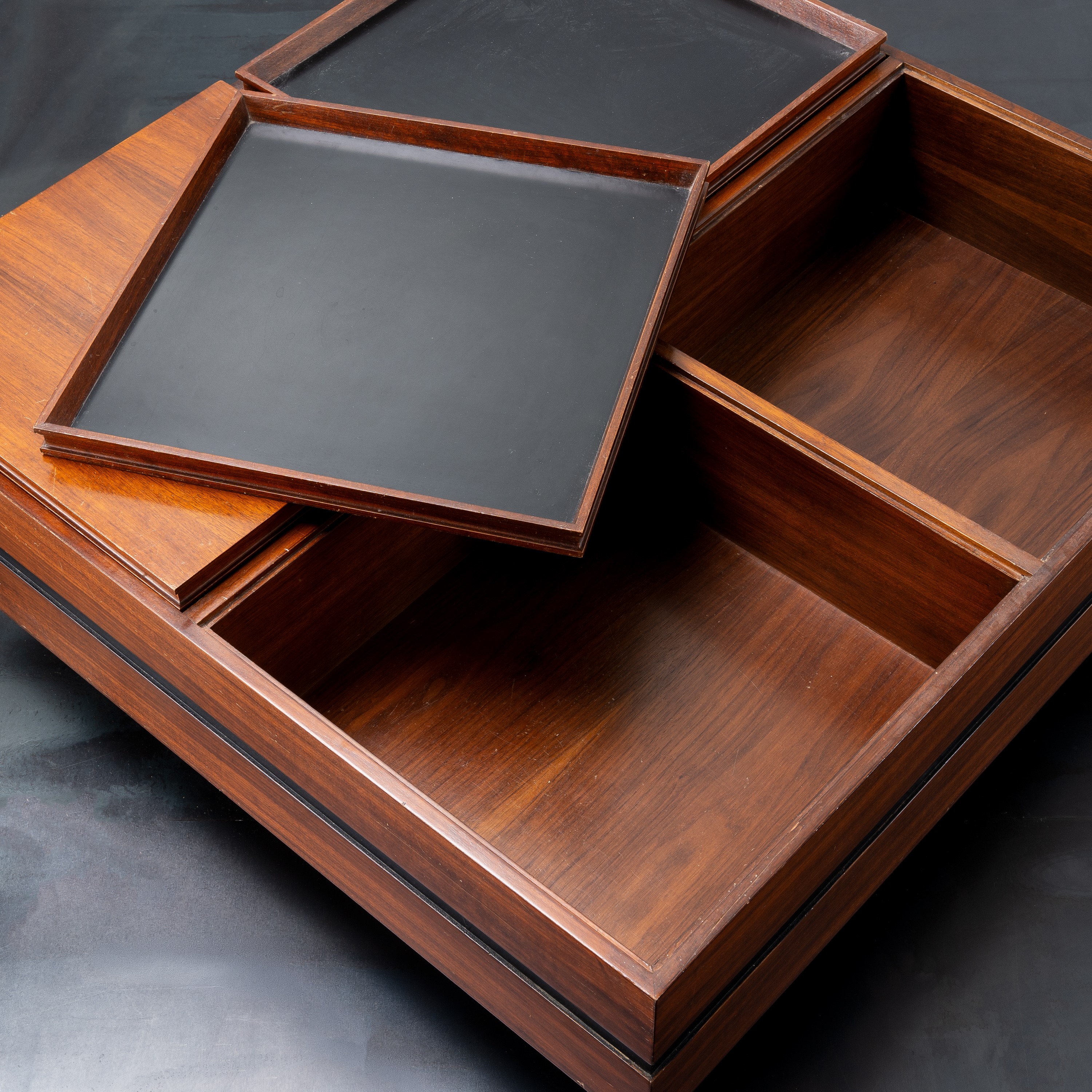 Carlo Hauner - Coffee table con quattro vassoi removibili in laminato nero (prod. Forma, Italia),...