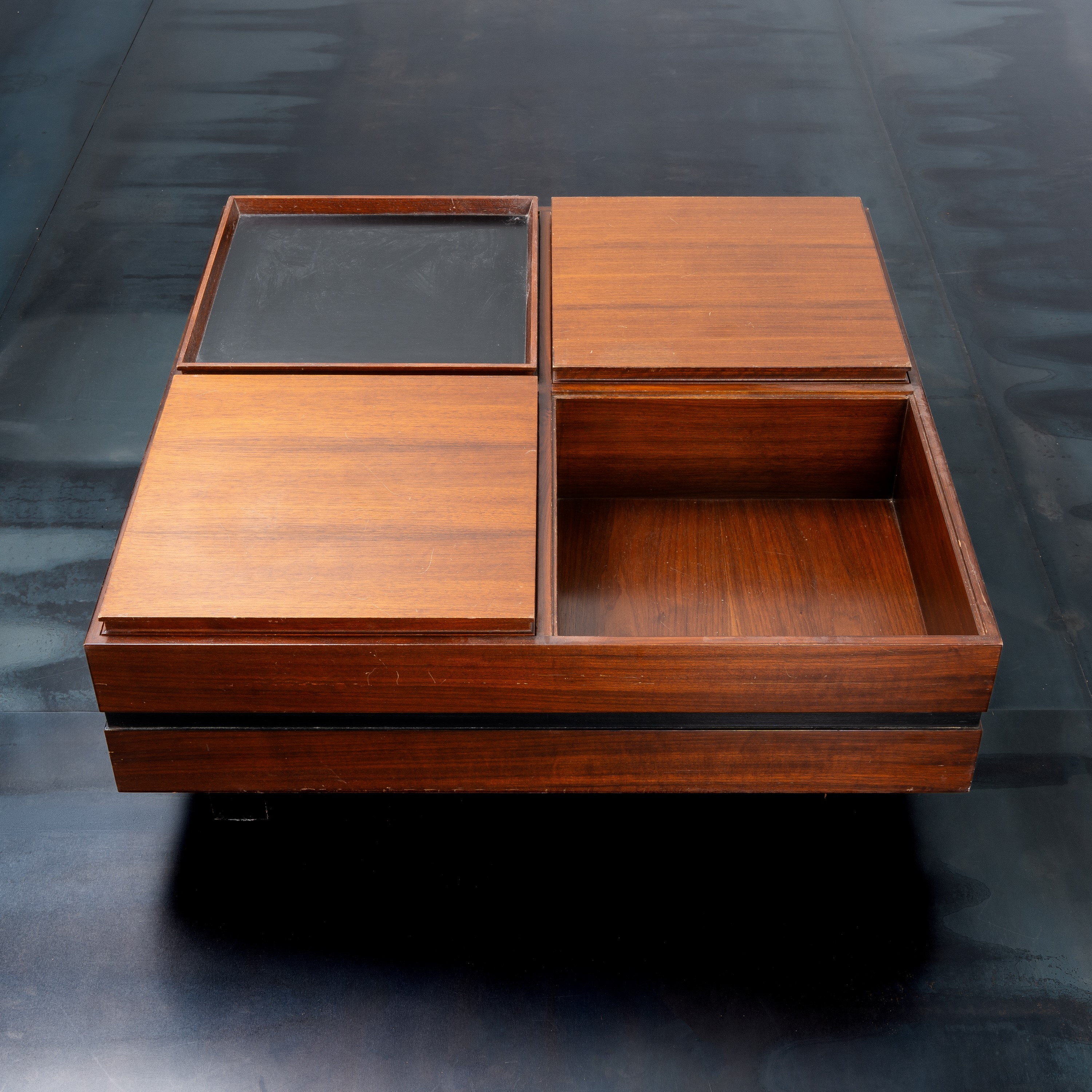 Carlo Hauner - Coffee table con quattro vassoi removibili in laminato nero (prod. Forma, Italia),...