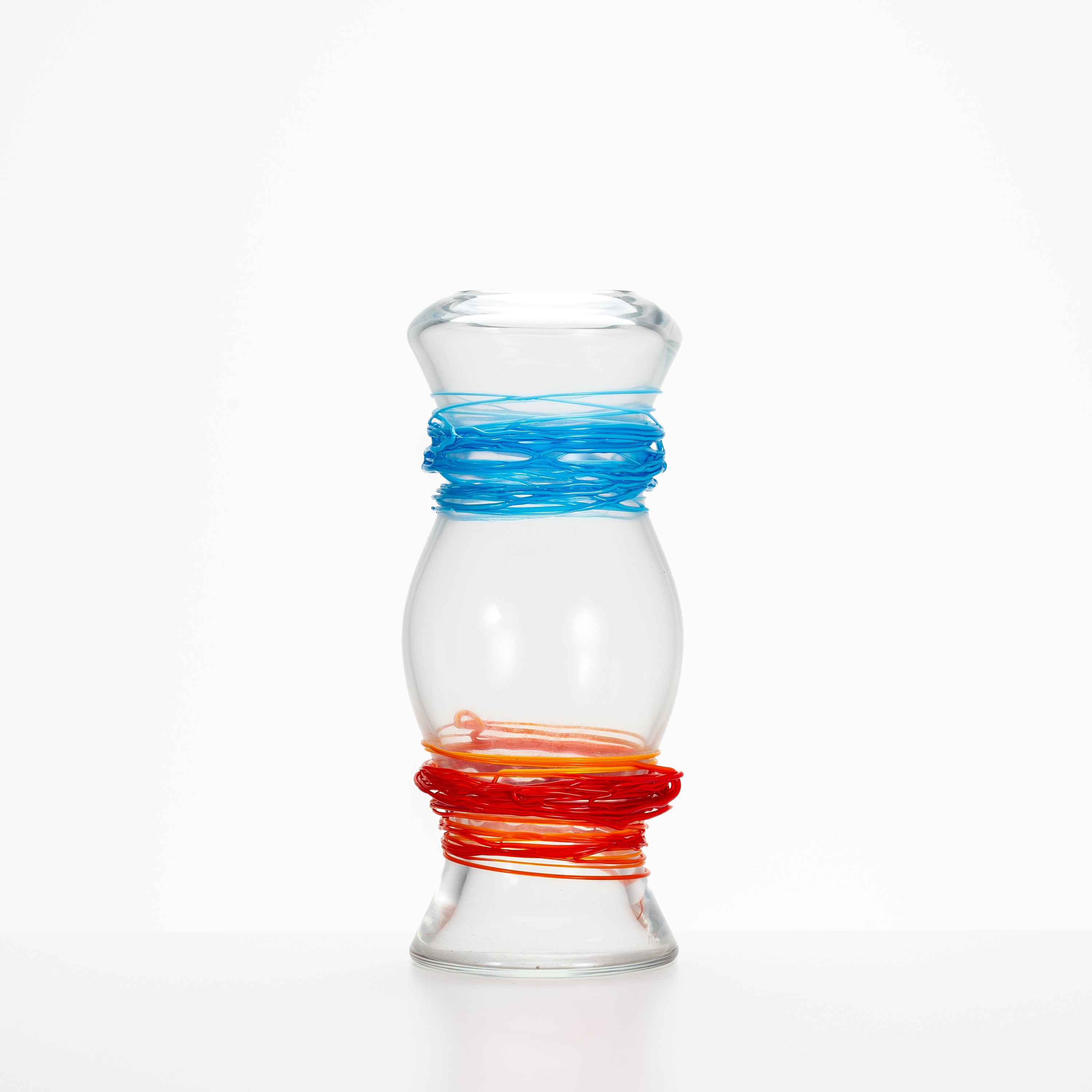 Anonimo - Vaso in vetro con fili lattimo e decorazione applicata a caldo (anni '90)