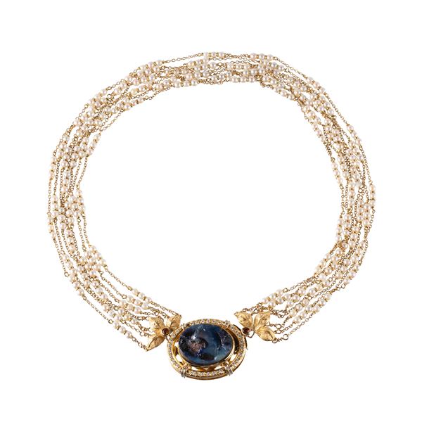 GIROCOLLO IN ORO GIALLO 18KT CON OPALE CENTRALE E CATENINE CON INTERMEZZI DI PICCOLE PERLE