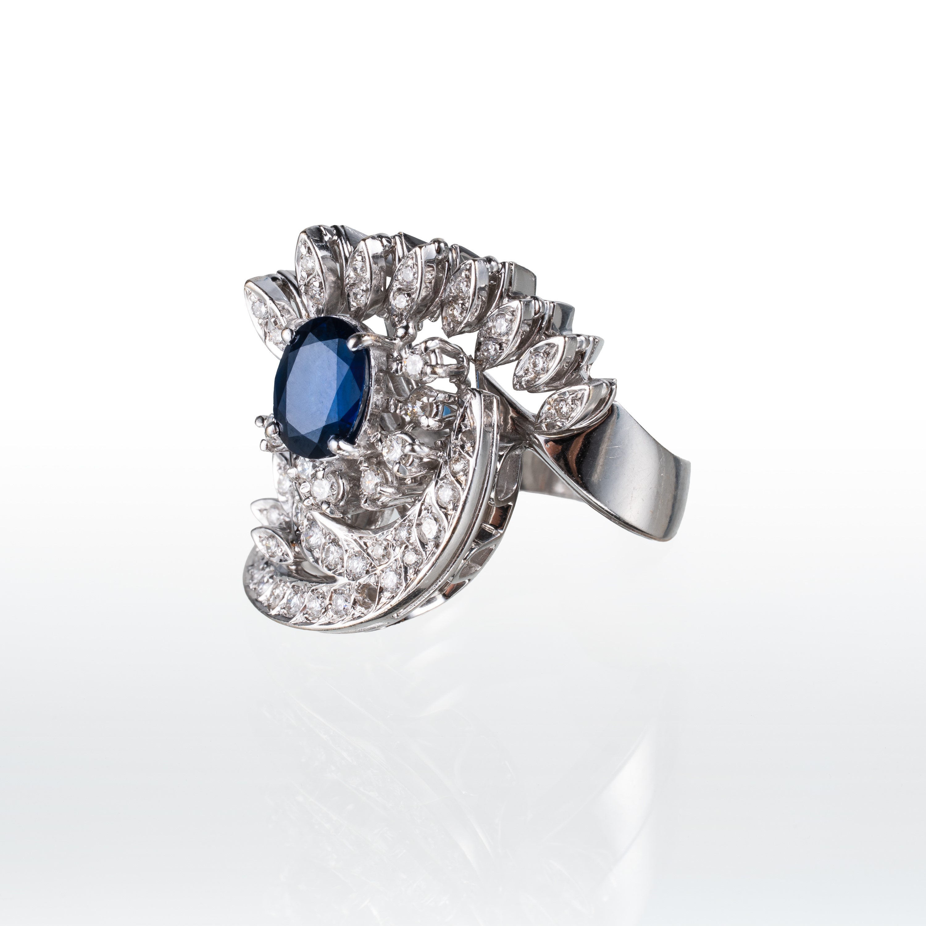 Anello in oro bianco 18 kt con zaffiro e diamanti