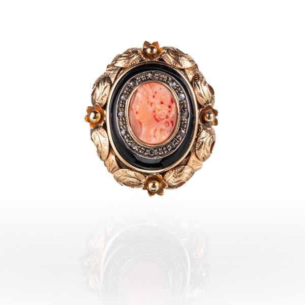 ANELLO IN ORO GIALLO 14KT CON PROFILO FEMMINILE IN PASTA VITREA E ONICE