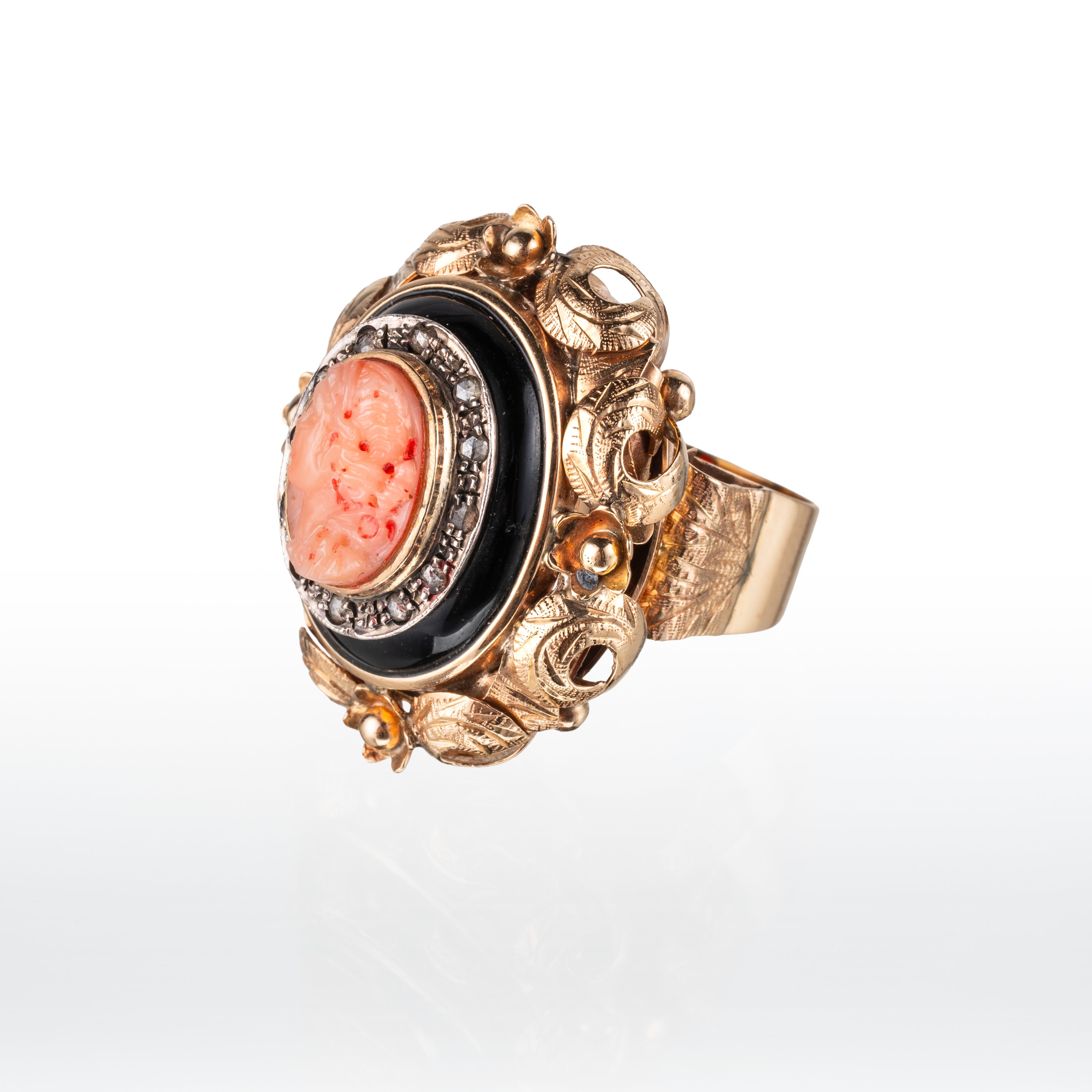 Anello in oro giallo 14 kt con profilo femminile in pasta vitrea e onice