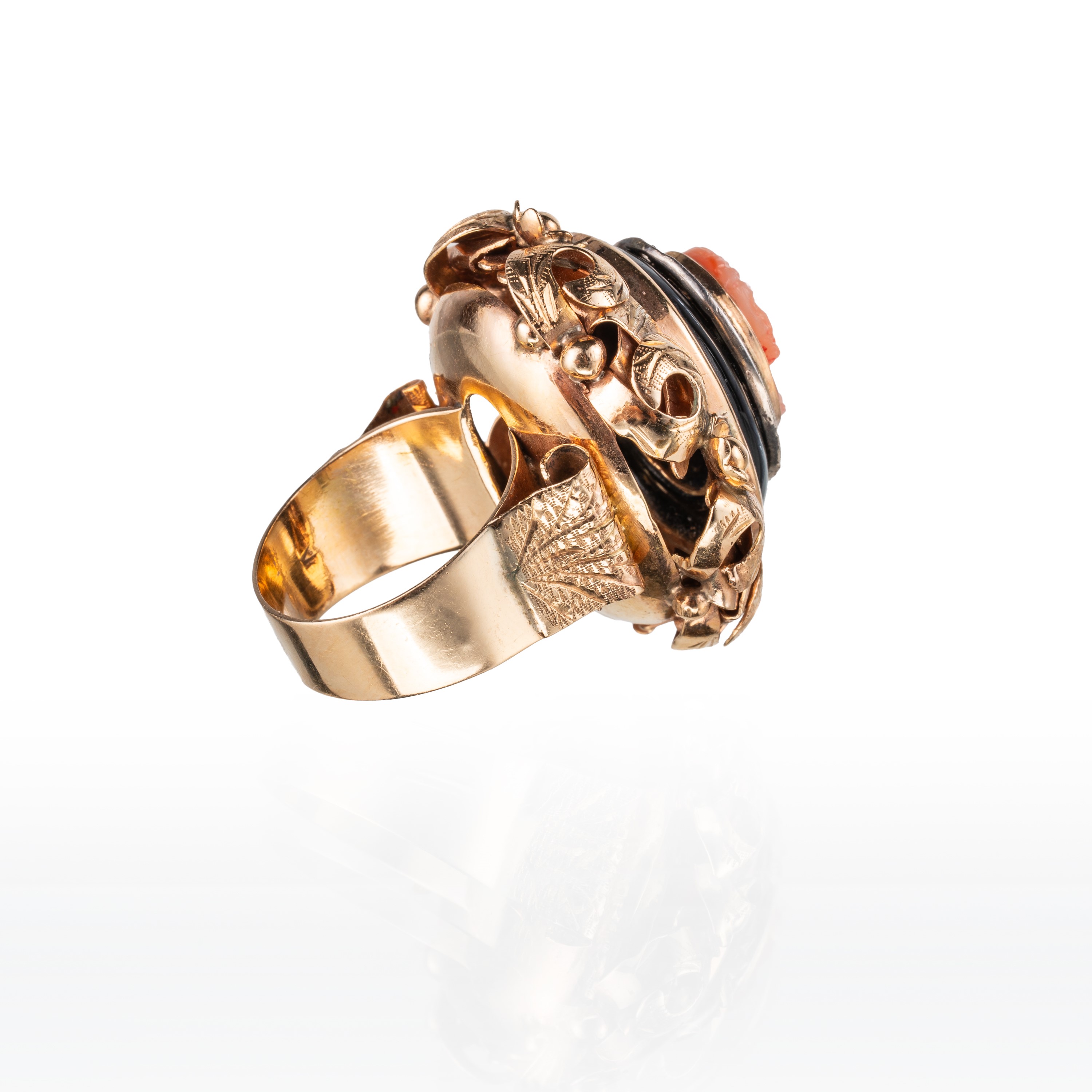 Anello in oro giallo 14 kt con profilo femminile in pasta vitrea e onice