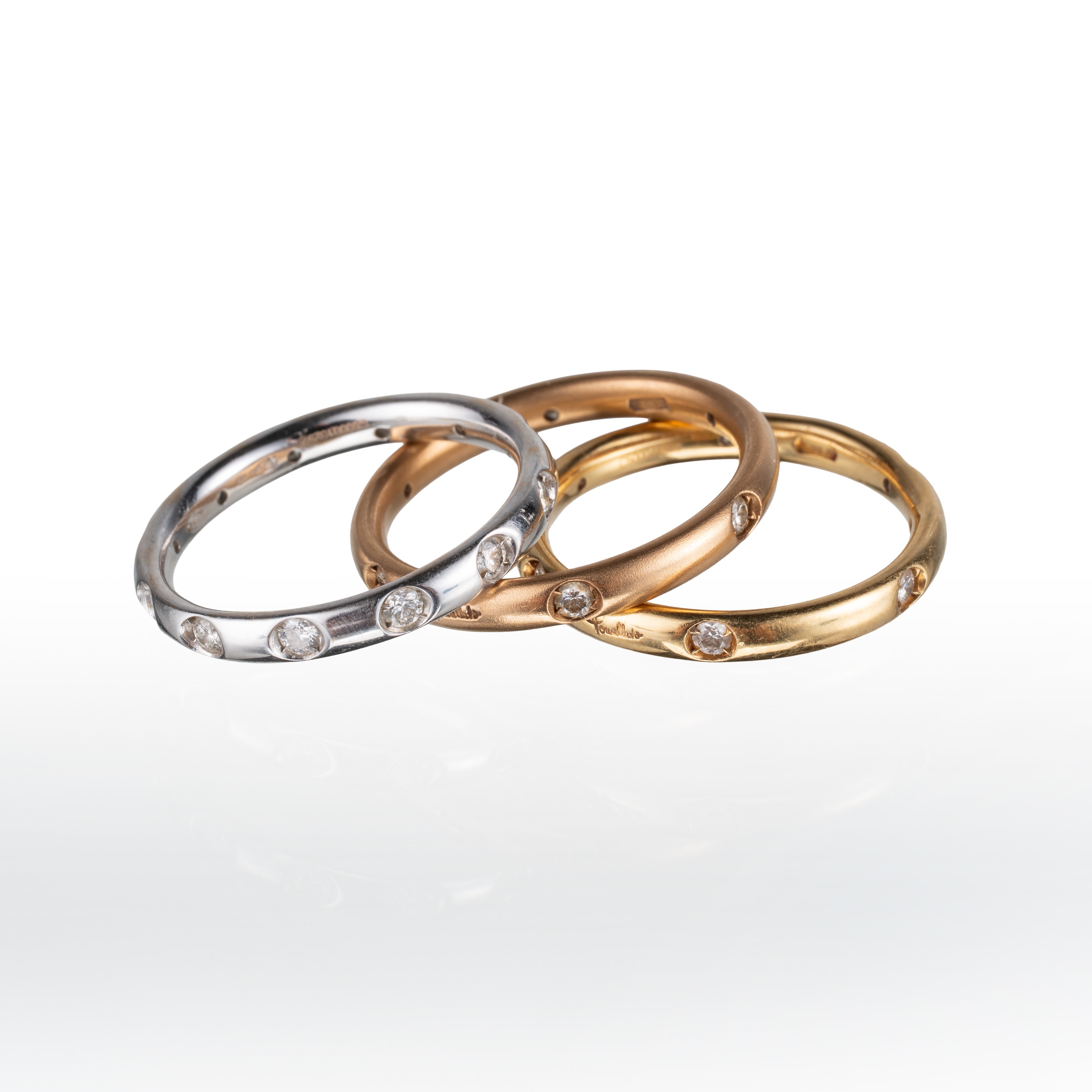 Pomellato - Tre fedine in oro 18 kt con diamanti modello “Lucciole”