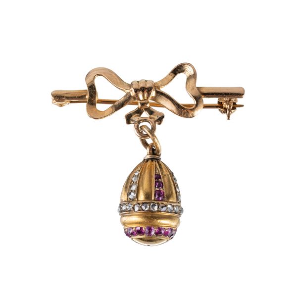 SPILLA A FIOCCO IN ORO ROSA 18KT CON OVETTO PENDENTE, CON RUBINI E DIAMANTI