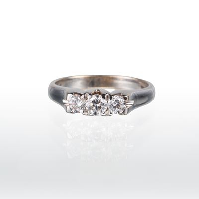 Anello Trilogy in oro bianco 18 kt con diamanti, taglio brillante (ct 0,55 ca), peso 4,90 g, misu...