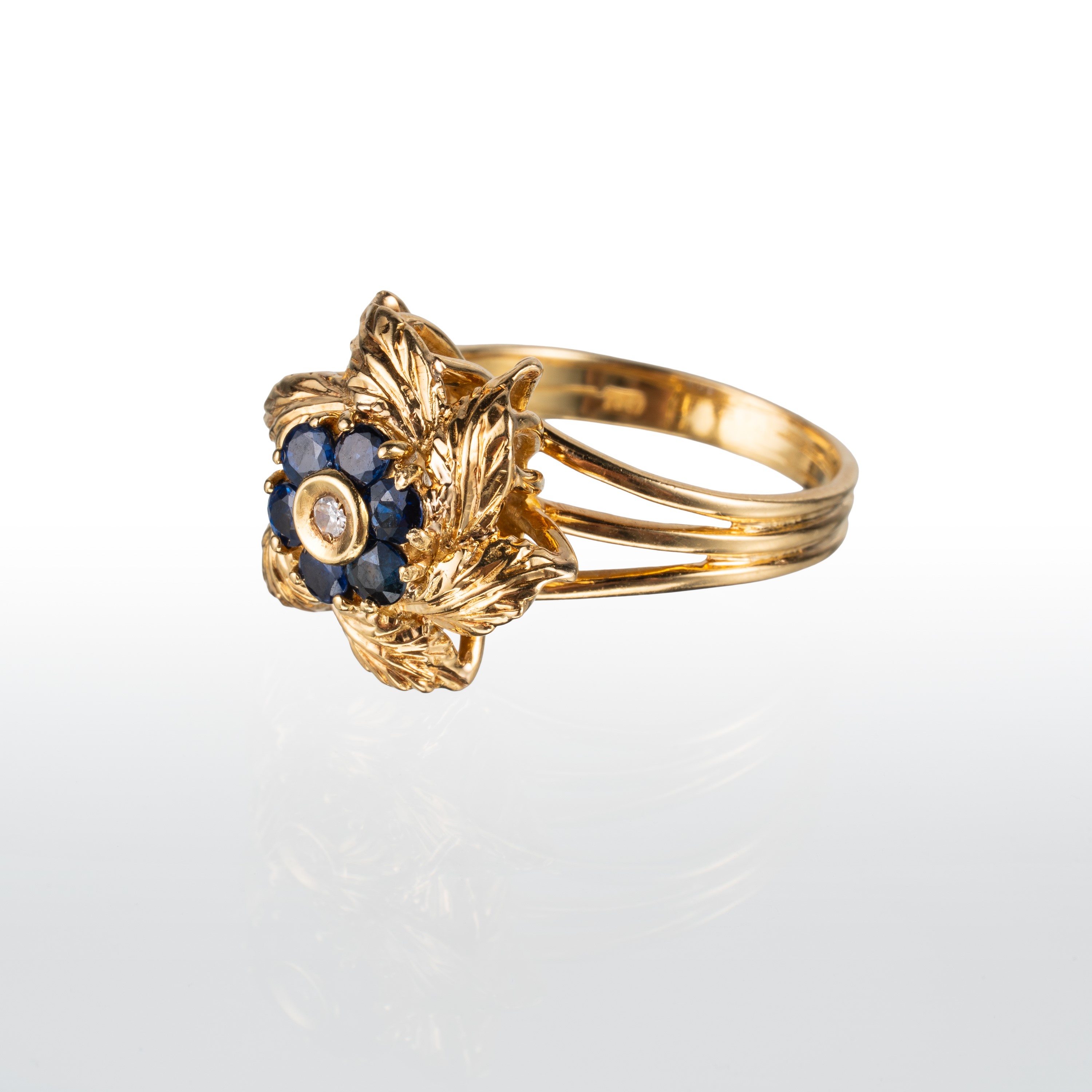 Anello fiore, oro giallo 18 kt con diamante e zaffiri