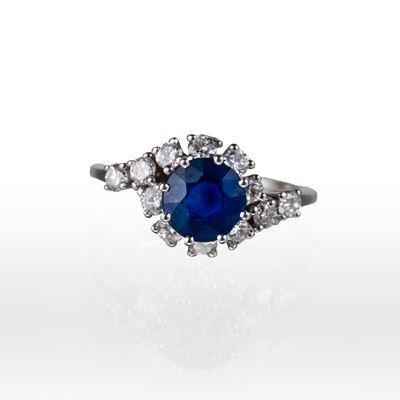 Anello in oro bianco 18 kt con zaffiro blu e diamanti, taglio brillante
