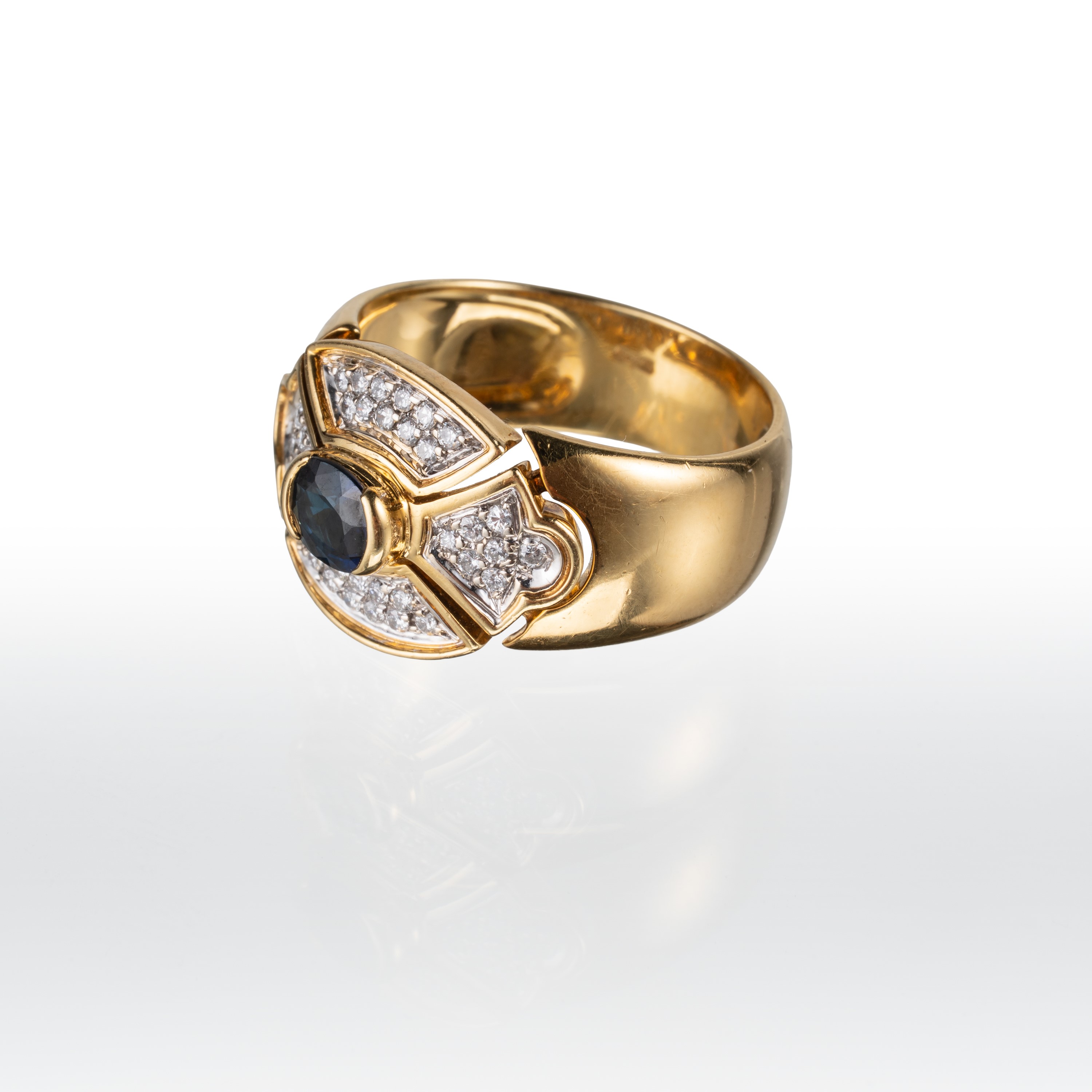 Anello in oro giallo 18 kt con zaffiro blu e diamanti, misura 15/55