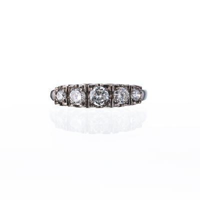 Anello in platino con diamanti taglio brillante