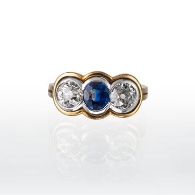 Anello in oro giallo 18 kt con zaffiro centrale e due diamanti laterali