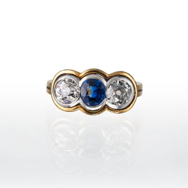 ANELLO IN ORO GIALLO 18 KT CON ZAFFIRO E DUE DIAMANTI