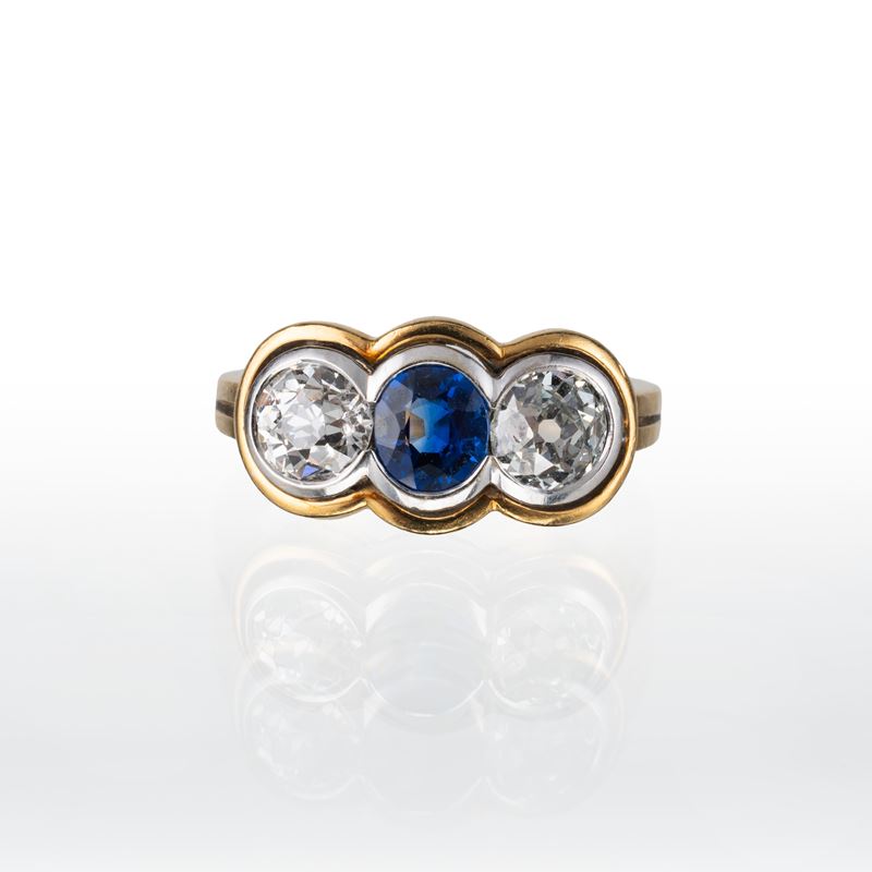 Anello in oro giallo 18 kt con zaffiro centrale e due diamanti laterali