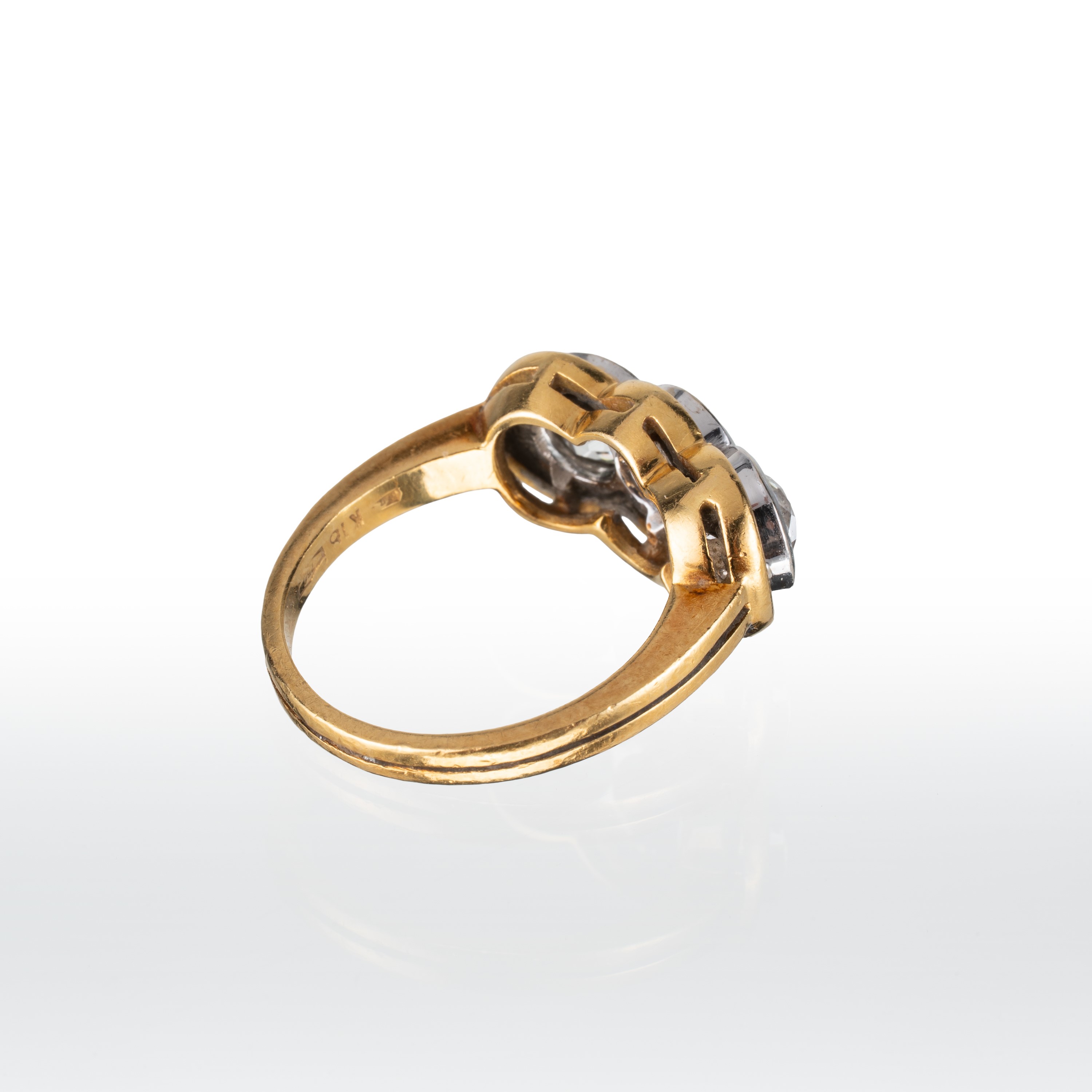 Anello in oro giallo 18 kt con zaffiro centrale e due diamanti laterali