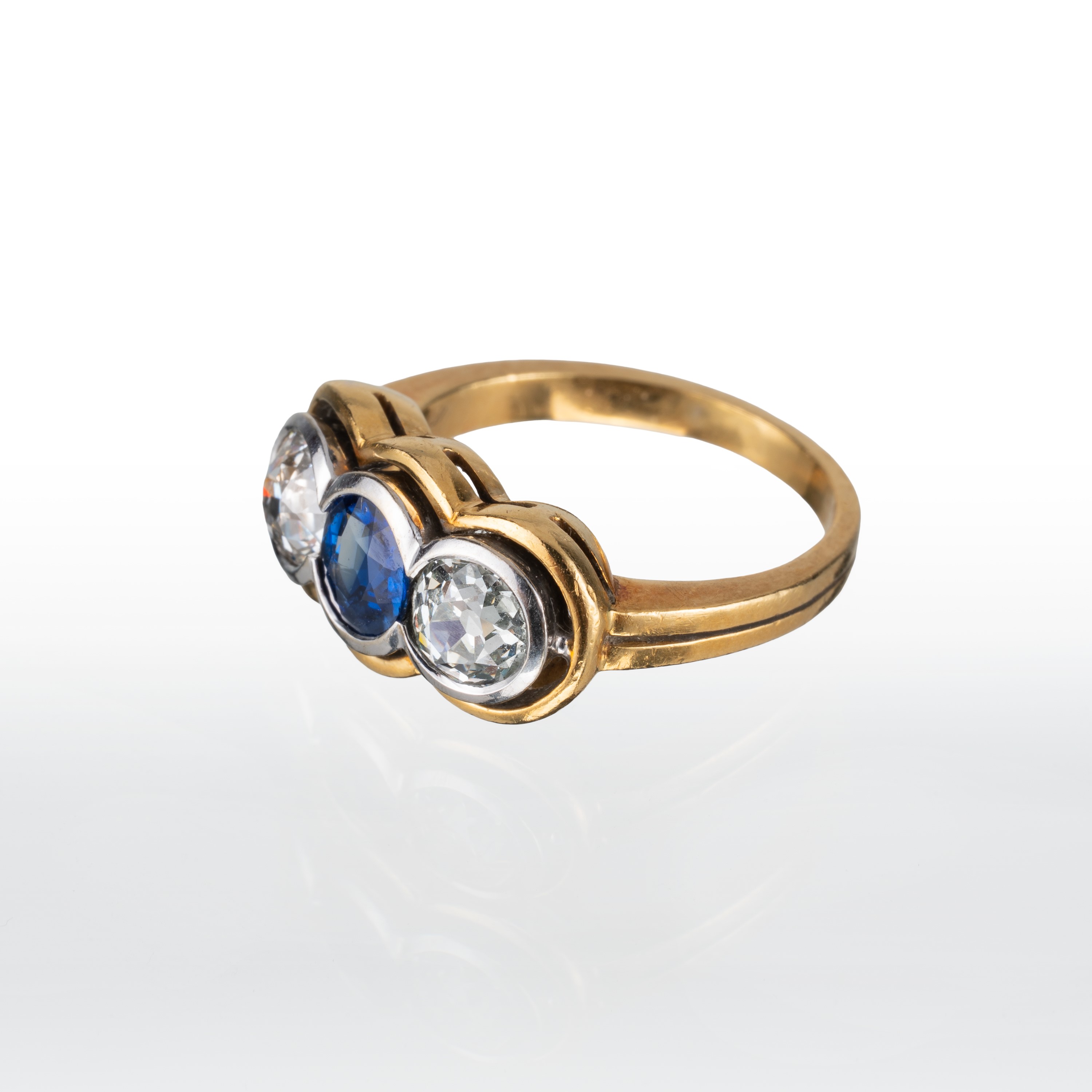 Anello in oro giallo 18 kt con zaffiro centrale e due diamanti laterali