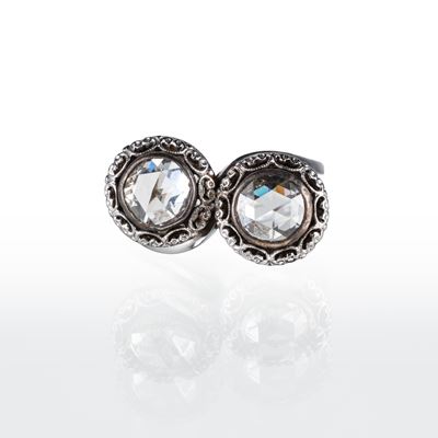 Anello in oro bianco 18 kt, contrarietà con due diamanti taglio brillante