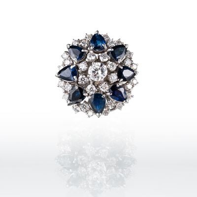 Anello a fiore in oro bianco 18 kt con zaffiri e diamanti