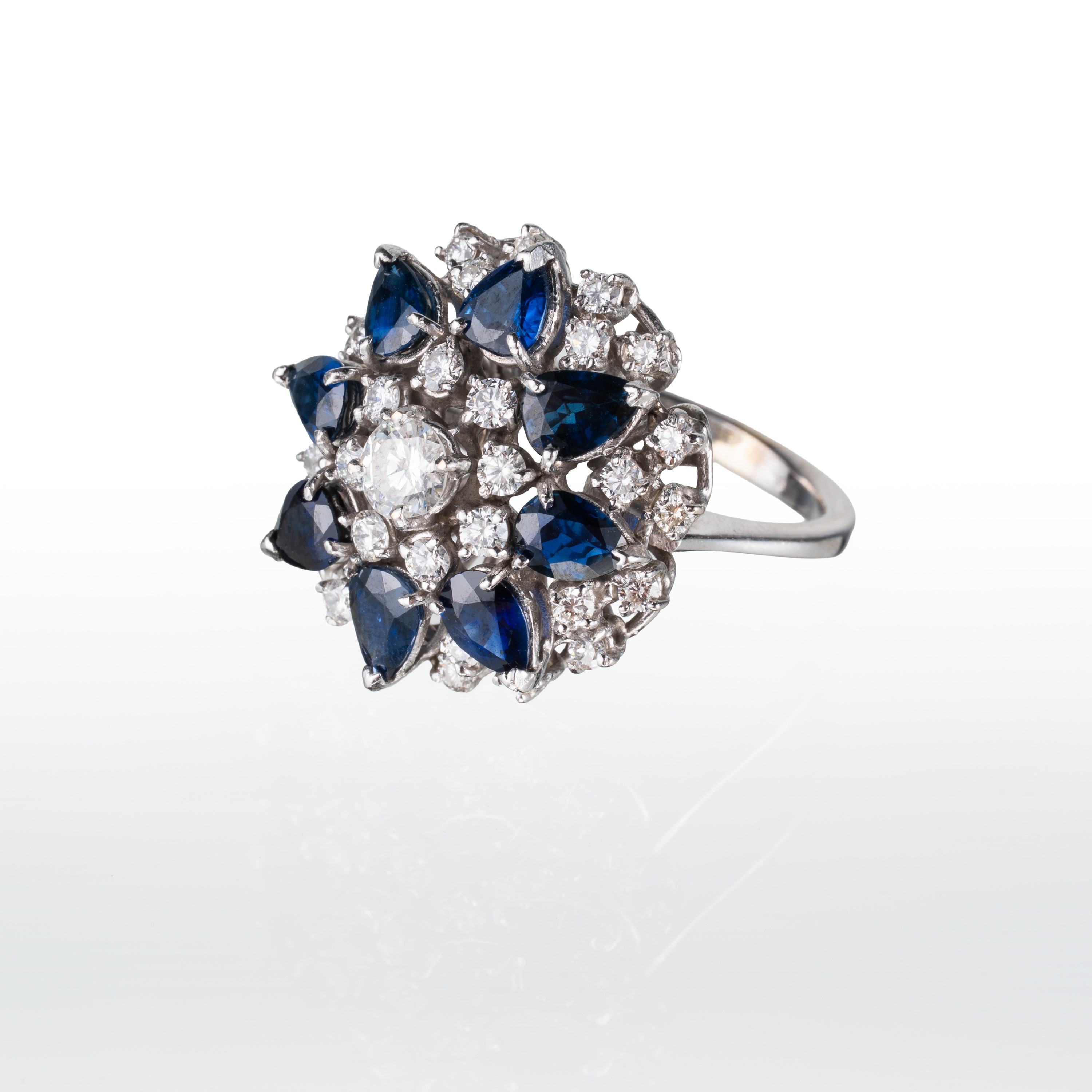Anello a fiore in oro bianco 18 kt con zaffiri e diamanti
