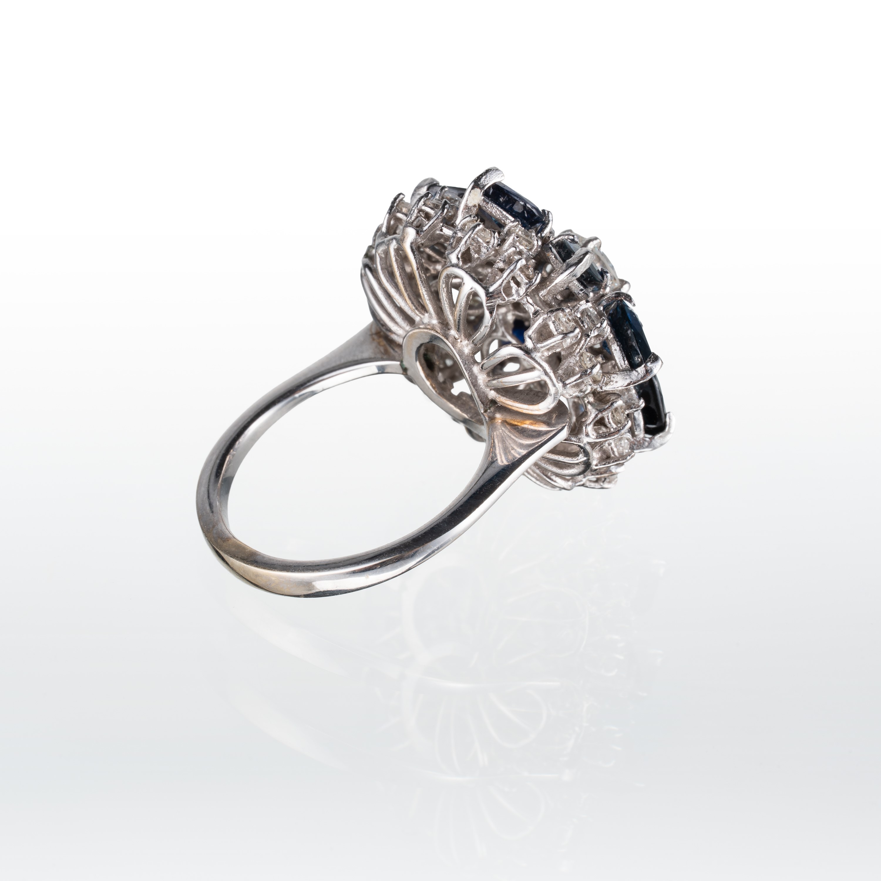Anello a fiore in oro bianco 18 kt con zaffiri e diamanti