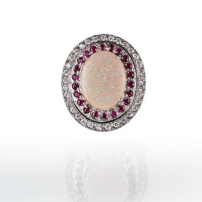 Anello in oro bianco 18 kt con opale, diamanti e rubini