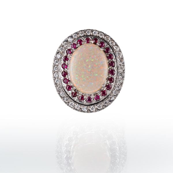 ANELLO IN ORO BIANCO 18 KT CON OPALE, DIAMANTI E RUBINI