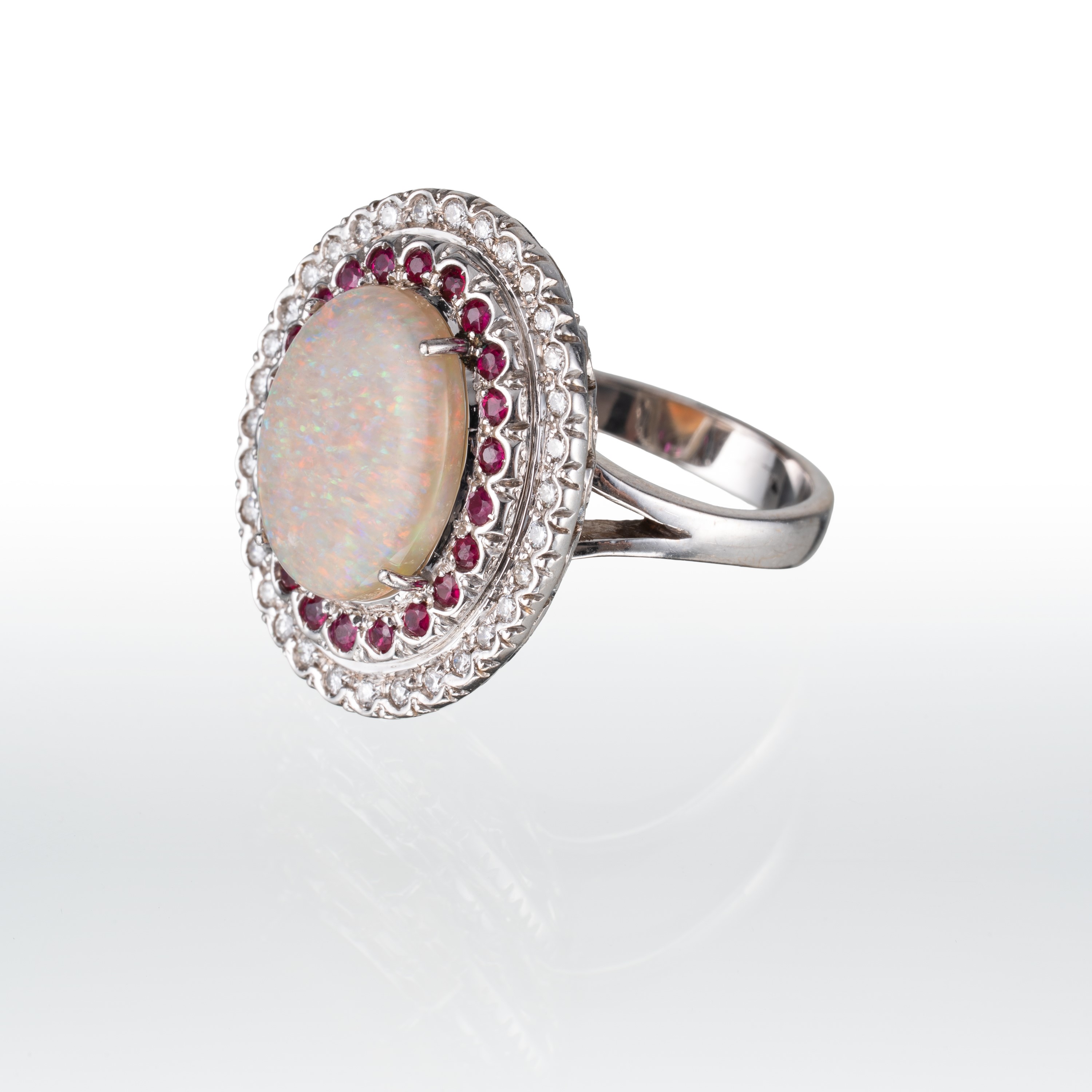 Anello in oro bianco 18 kt con opale, diamanti e rubini