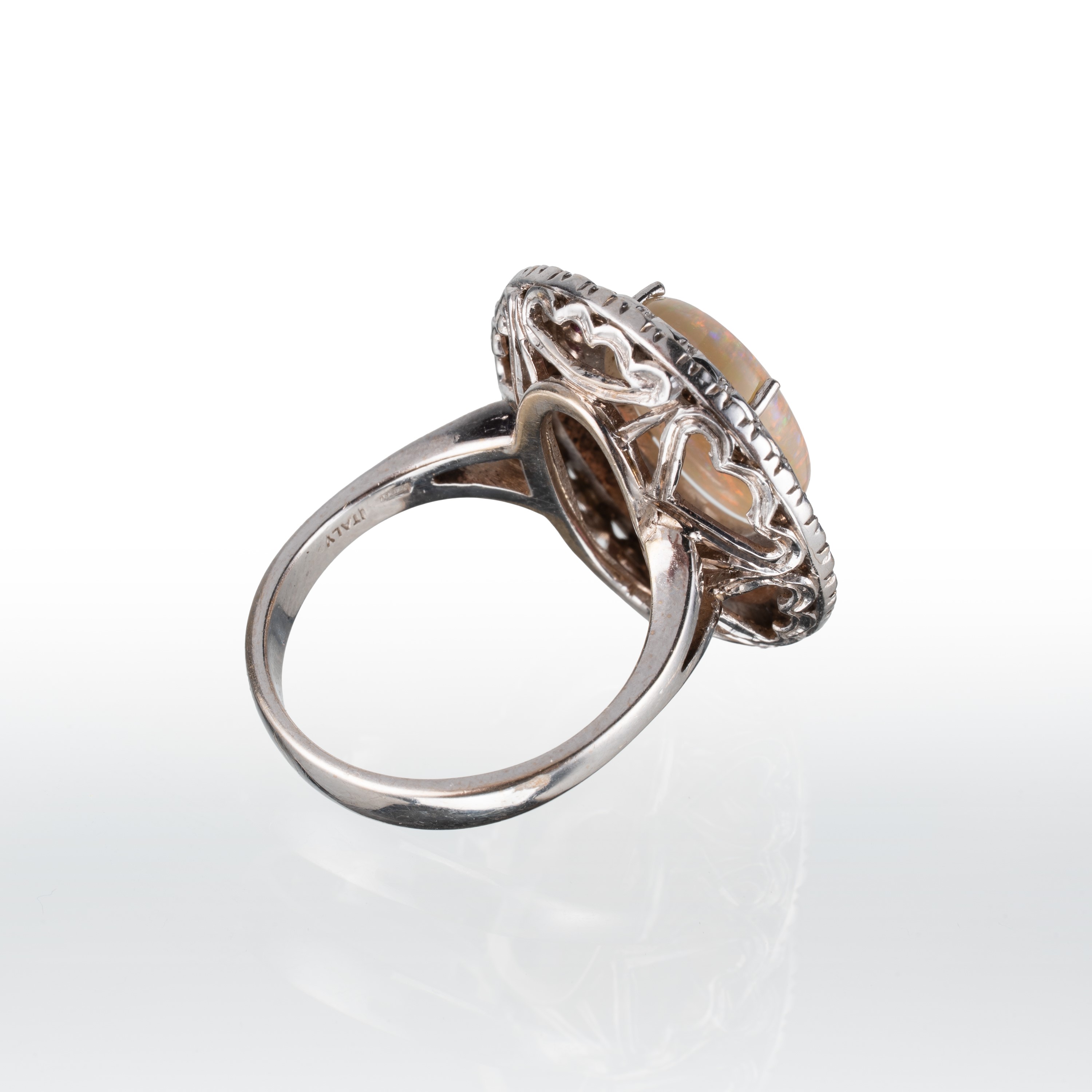 Anello in oro bianco 18 kt con opale, diamanti e rubini