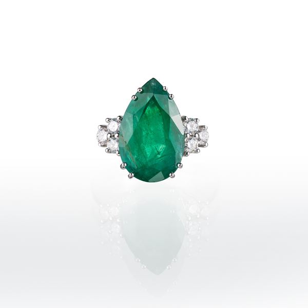 ANELLO IN ORO BIANCO 18 KT CON SMERALDO E DIAMANTI TAGLIO BRILLANTE