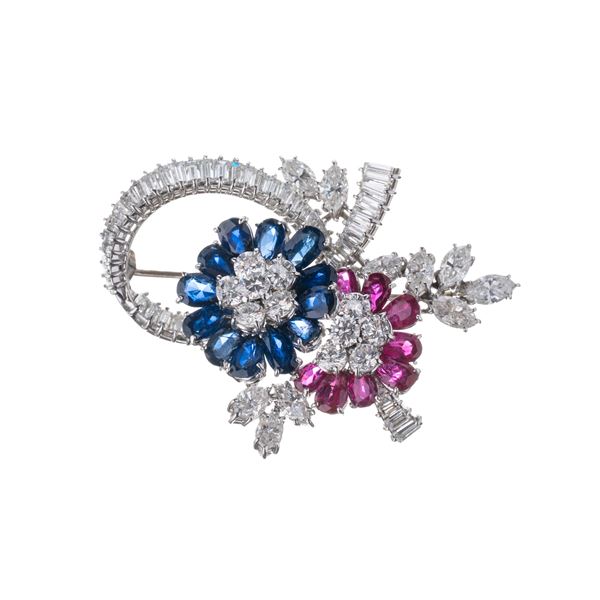 SPILLA A MOTIVO FLOREALE IN PLATINO CON DIAMANTI, ZAFFIRI BLU E ROSA