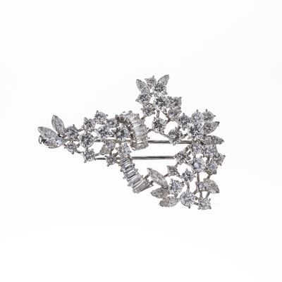 Spilla, oro bianco 18 kt, motivo floreale con diamanti tondi, baguette e navette